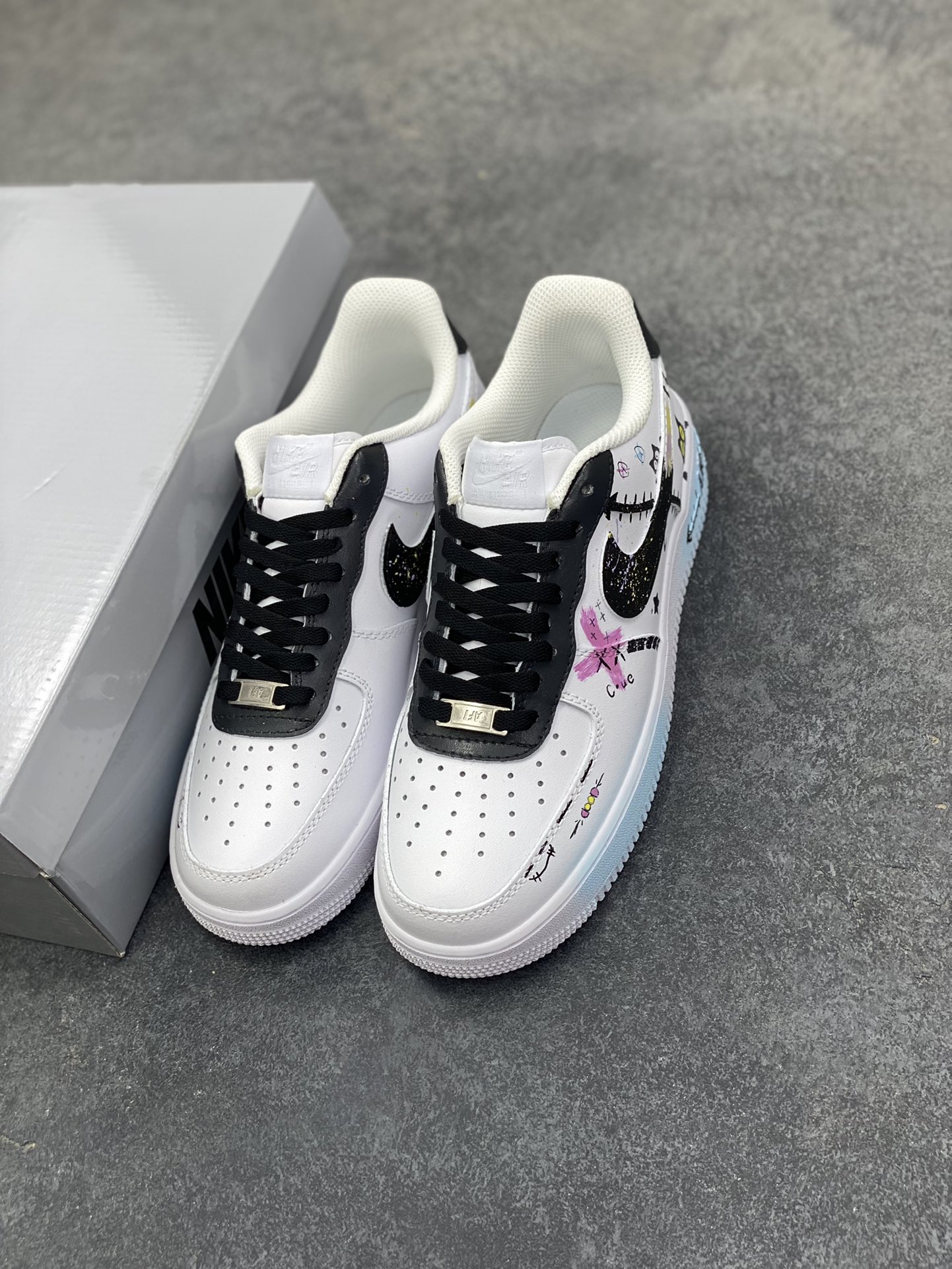 图片[8]-【定制球鞋】 Nike Air Force 1 涂鸦 嘻哈 猫心萌动 潮流 包裹性防滑轻便支撑增高吸汗 低帮 板鞋 女款 蓝色白黑色折边针车 工艺难度大 原楦头原纸板 原装鞋盒 定制五金配件 内置全掌气垫 原厂鞋底 货号：CW2288-111 尺码：36 36.5 37.5 38 38.5 39 40 40.5 41 42 42.5 43 44 44.5 45-选品中心