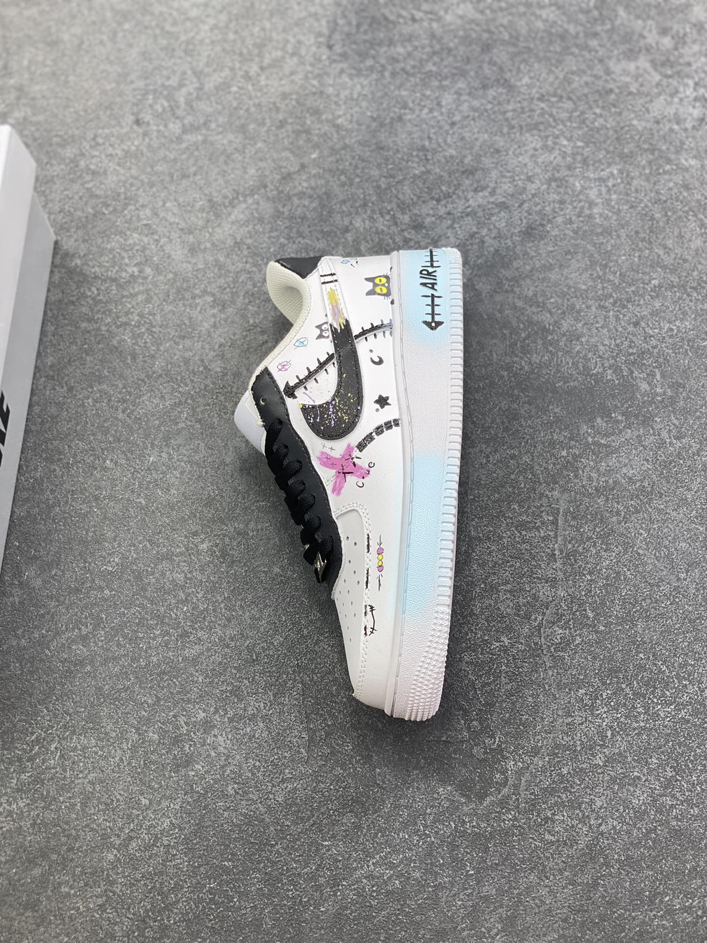 图片[7]-【定制球鞋】 Nike Air Force 1 涂鸦 嘻哈 猫心萌动 潮流 包裹性防滑轻便支撑增高吸汗 低帮 板鞋 女款 蓝色白黑色折边针车 工艺难度大 原楦头原纸板 原装鞋盒 定制五金配件 内置全掌气垫 原厂鞋底 货号：CW2288-111 尺码：36 36.5 37.5 38 38.5 39 40 40.5 41 42 42.5 43 44 44.5 45-选品中心