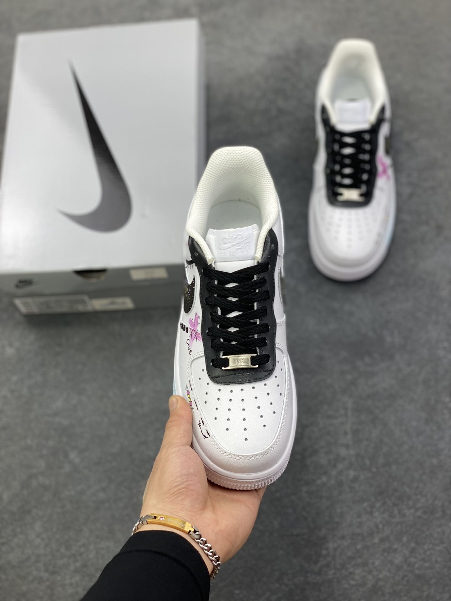 图片[2]-【定制球鞋】 Nike Air Force 1 涂鸦 嘻哈 猫心萌动 潮流 包裹性防滑轻便支撑增高吸汗 低帮 板鞋 女款 蓝色白黑色折边针车 工艺难度大 原楦头原纸板 原装鞋盒 定制五金配件 内置全掌气垫 原厂鞋底 货号：CW2288-111 尺码：36 36.5 37.5 38 38.5 39 40 40.5 41 42 42.5 43 44 44.5 45-选品中心