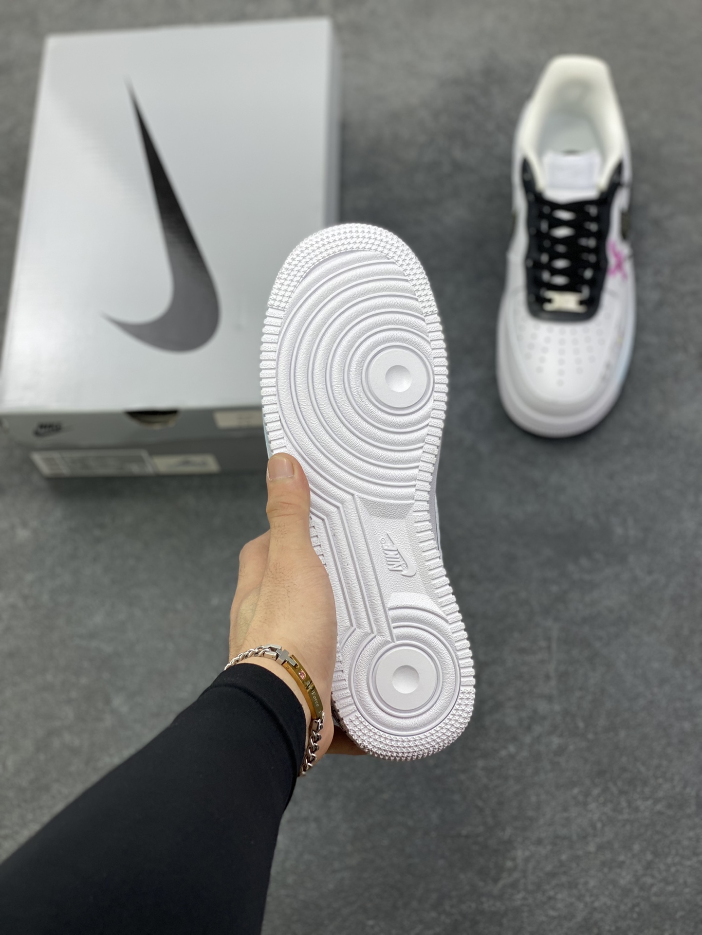 图片[5]-【定制球鞋】 Nike Air Force 1 涂鸦 嘻哈 猫心萌动 潮流 包裹性防滑轻便支撑增高吸汗 低帮 板鞋 女款 蓝色白黑色折边针车 工艺难度大 原楦头原纸板 原装鞋盒 定制五金配件 内置全掌气垫 原厂鞋底 货号：CW2288-111 尺码：36 36.5 37.5 38 38.5 39 40 40.5 41 42 42.5 43 44 44.5 45-选品中心