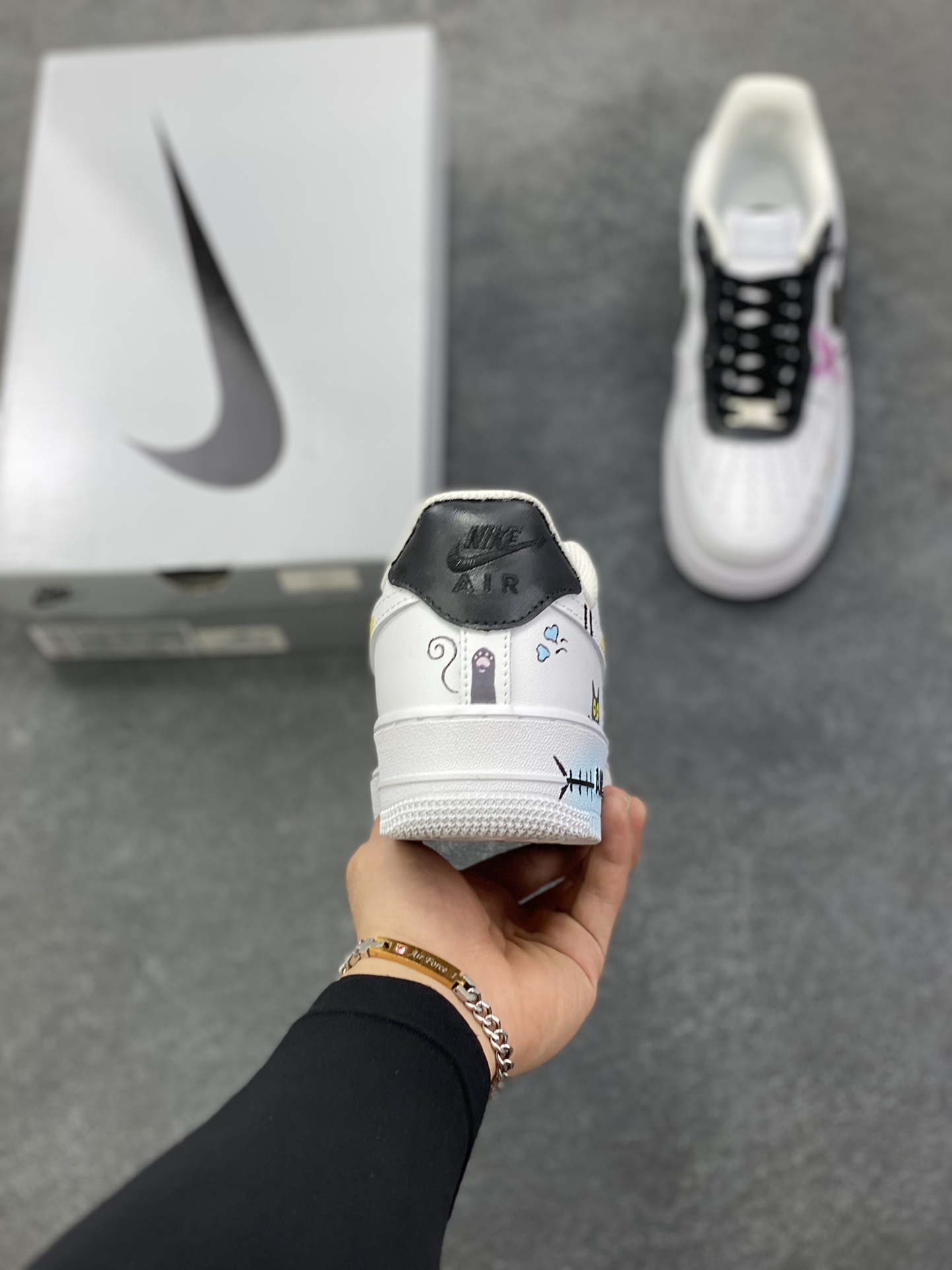 图片[4]-【定制球鞋】 Nike Air Force 1 涂鸦 嘻哈 猫心萌动 潮流 包裹性防滑轻便支撑增高吸汗 低帮 板鞋 女款 蓝色白黑色折边针车 工艺难度大 原楦头原纸板 原装鞋盒 定制五金配件 内置全掌气垫 原厂鞋底 货号：CW2288-111 尺码：36 36.5 37.5 38 38.5 39 40 40.5 41 42 42.5 43 44 44.5 45-选品中心
