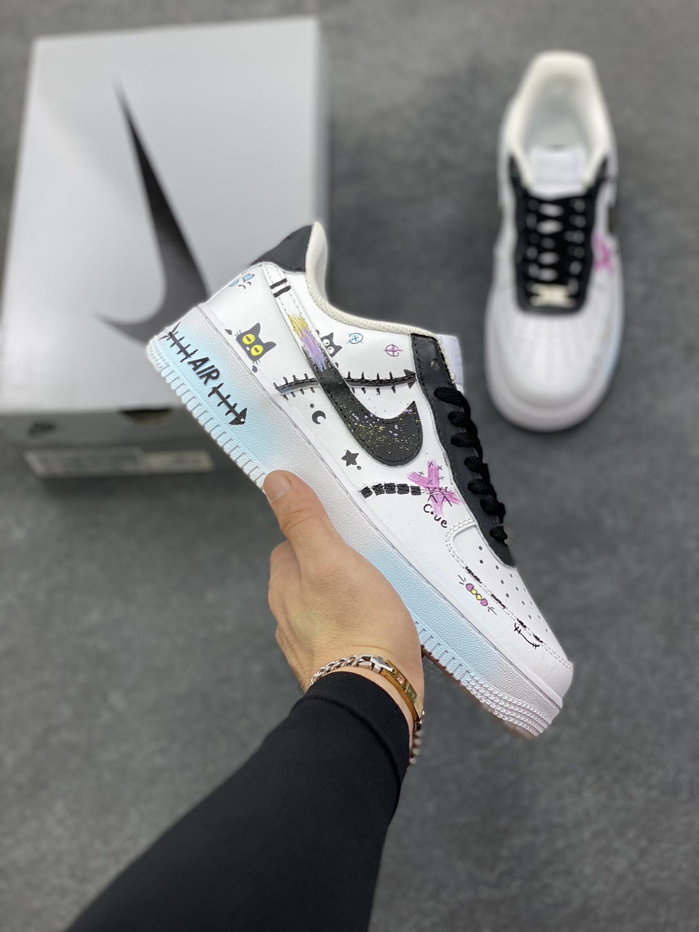 【定制球鞋】 Nike Air Force 1 涂鸦 嘻哈 猫心萌动 潮流 包裹性防滑轻便支撑增高吸汗 低帮 板鞋 女款 蓝色白黑色折边针车 工艺难度大 原楦头原纸板 原装鞋盒 定制五金配件 内置全掌气垫 原厂鞋底 货号：CW2288-111 尺码：36 36.5 37.5 38 38.5 39 40 40.5 41 42 42.5 43 44 44.5 45-选品中心