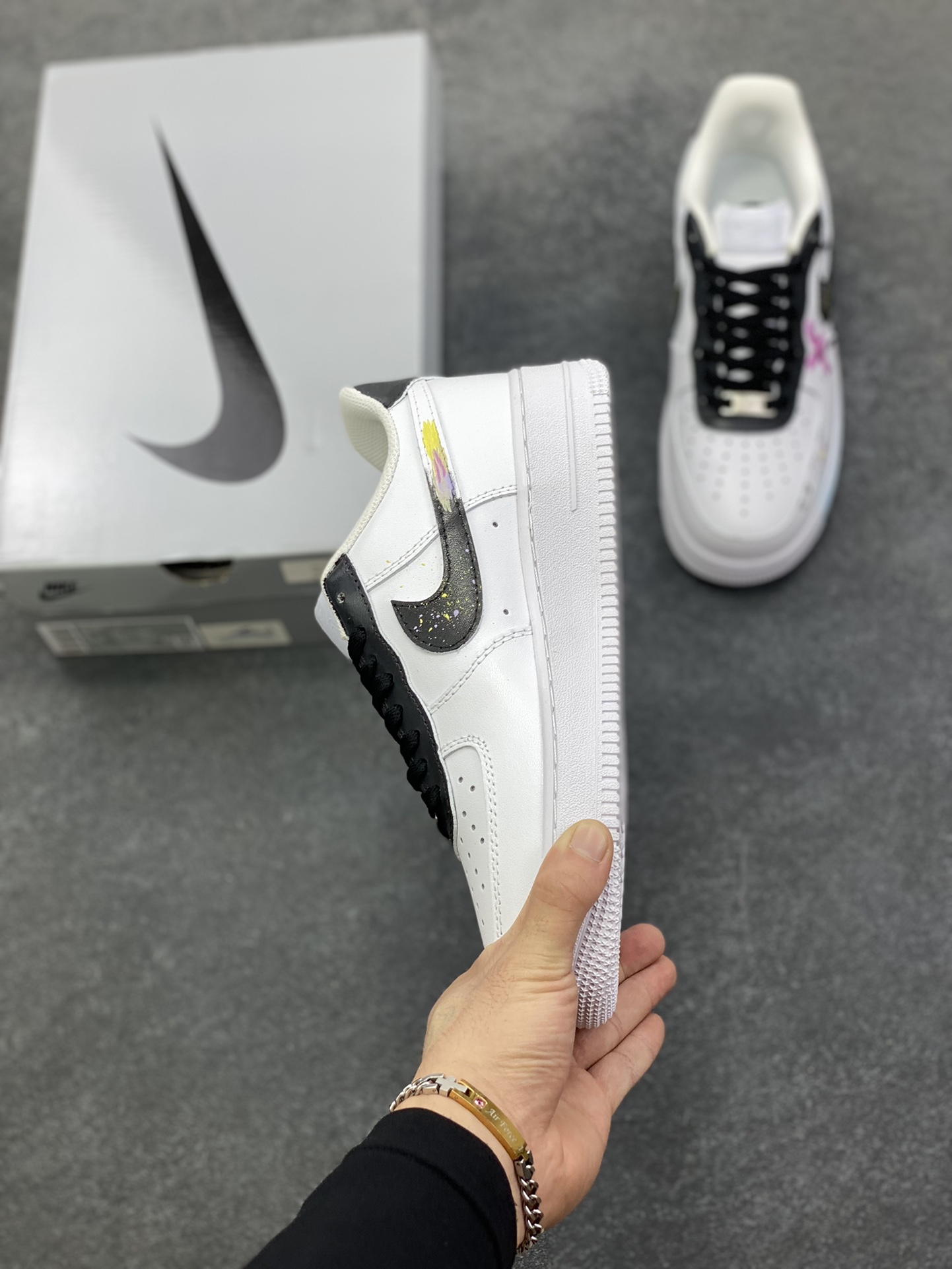 图片[3]-【定制球鞋】 Nike Air Force 1 涂鸦 嘻哈 猫心萌动 潮流 包裹性防滑轻便支撑增高吸汗 低帮 板鞋 女款 蓝色白黑色折边针车 工艺难度大 原楦头原纸板 原装鞋盒 定制五金配件 内置全掌气垫 原厂鞋底 货号：CW2288-111 尺码：36 36.5 37.5 38 38.5 39 40 40.5 41 42 42.5 43 44 44.5 45-选品中心