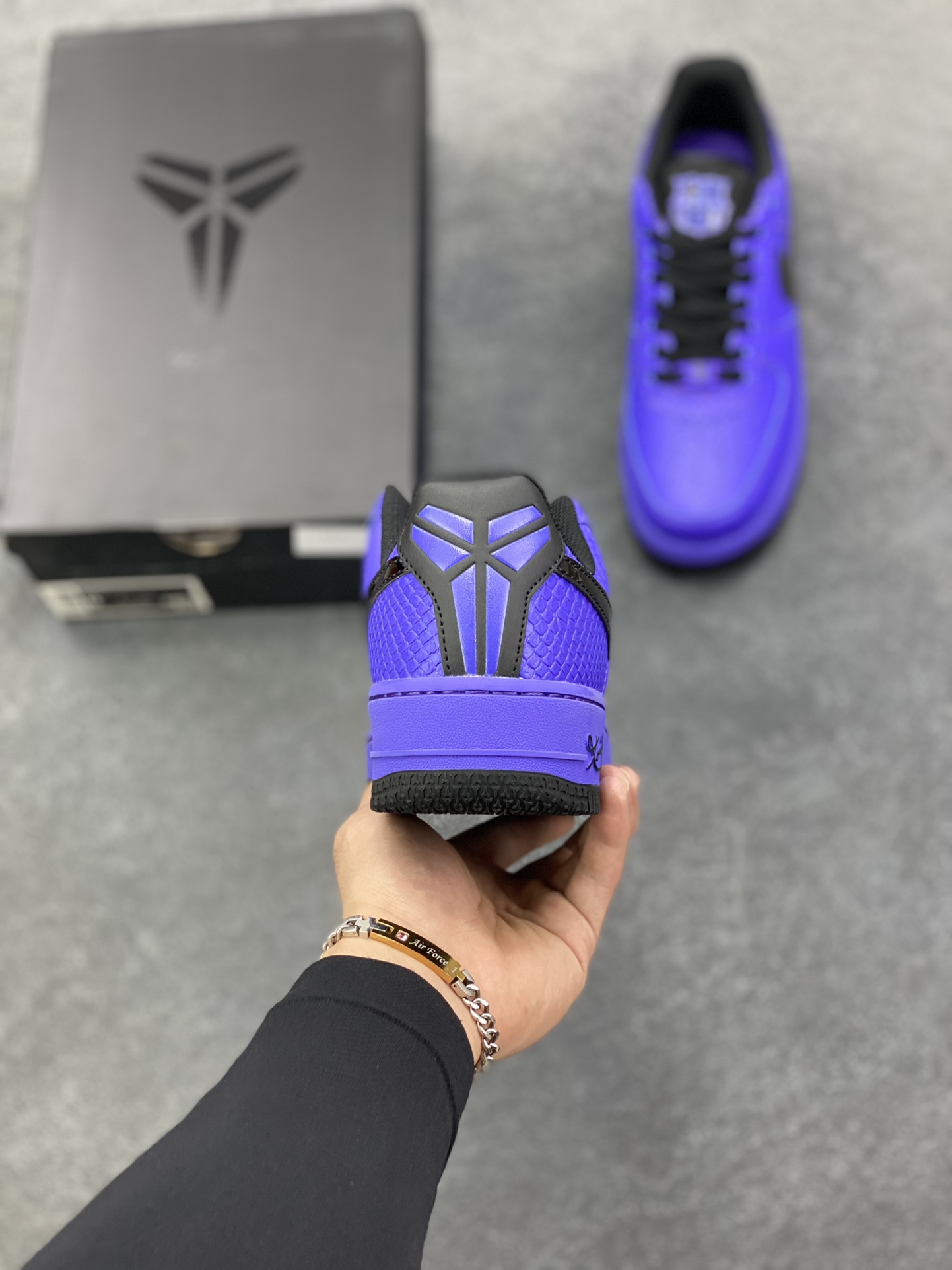 图片[4]-Nike Air Force 1 Low 空军一号低帮百搭休闲运动板鞋。柔软、弹性十足的缓震性能和出色的中底设计，横跨复古与现代的外型结合，造就出风靡全球三十多年的Force 1，直到今天还深受青睐。 货号：II7062-500 尺码：36 36.5 37.5 38 38.5 39 40 40.5 41 42 42.5 43 44 44.5 45-选品中心