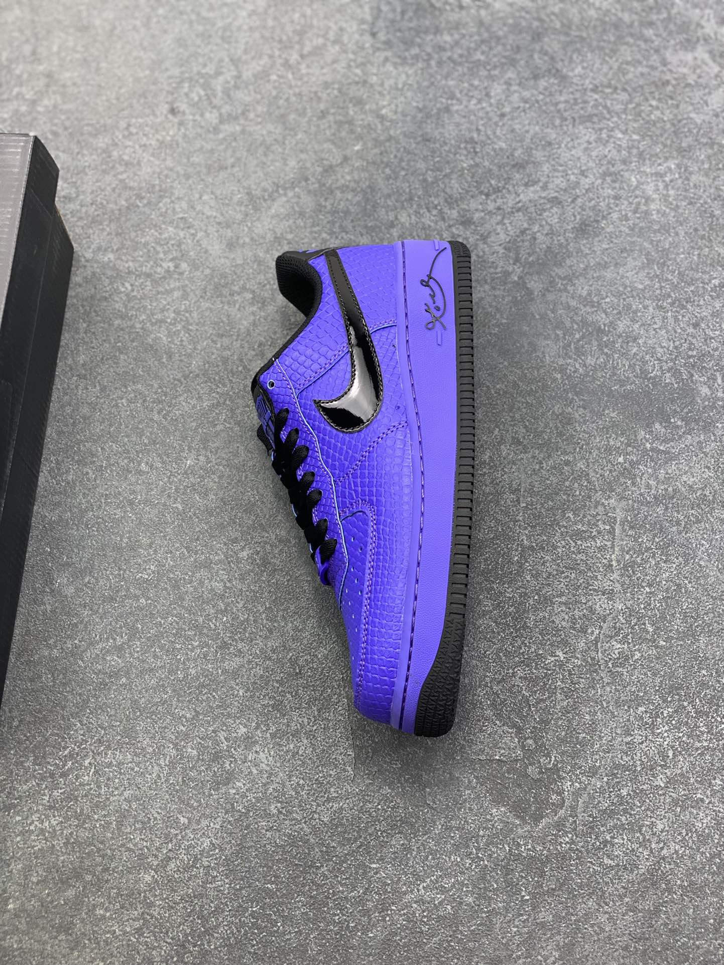 图片[7]-Nike Air Force 1 Low 空军一号低帮百搭休闲运动板鞋。柔软、弹性十足的缓震性能和出色的中底设计，横跨复古与现代的外型结合，造就出风靡全球三十多年的Force 1，直到今天还深受青睐。 货号：II7062-500 尺码：36 36.5 37.5 38 38.5 39 40 40.5 41 42 42.5 43 44 44.5 45-选品中心
