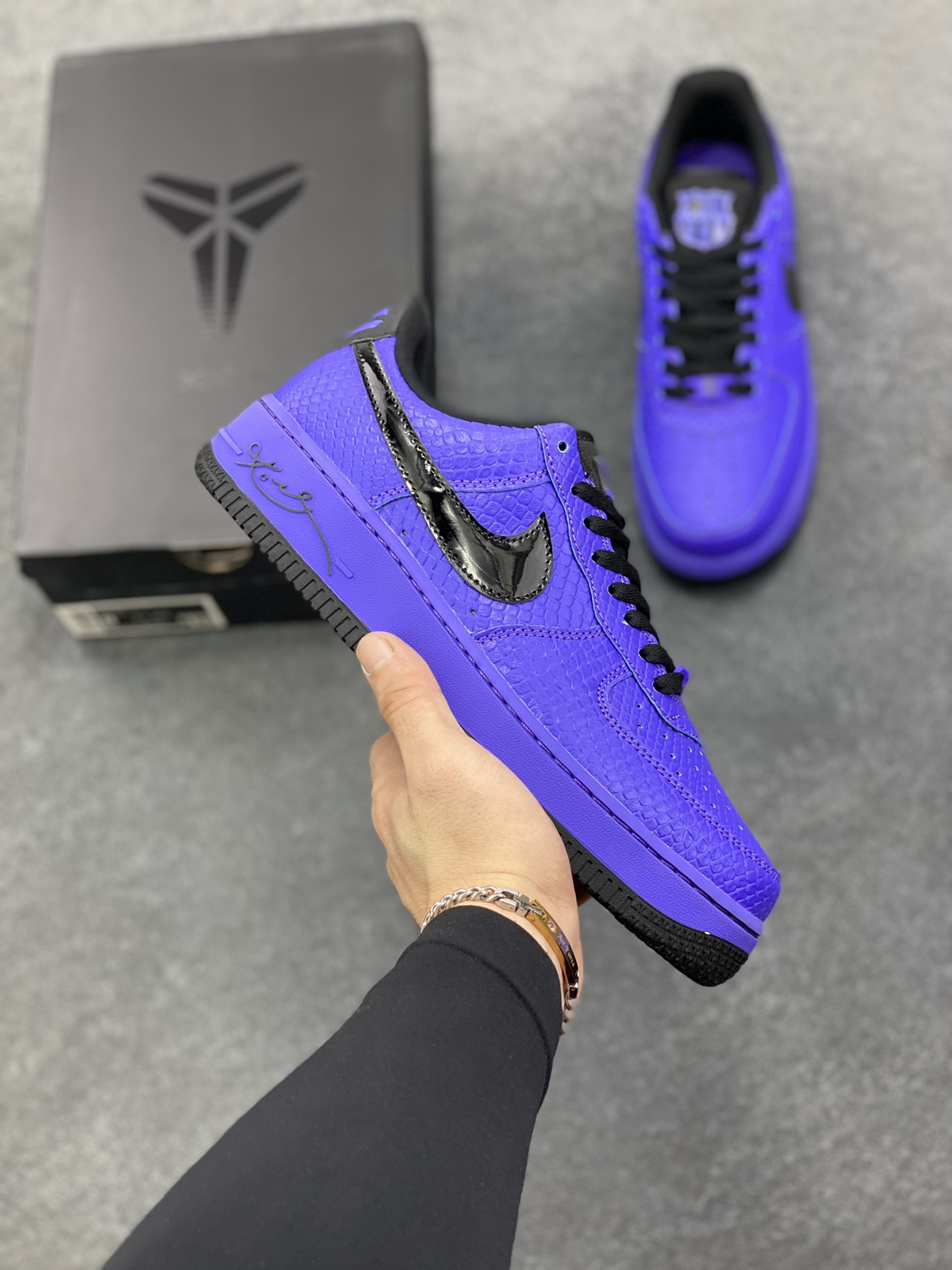 Nike Air Force 1 Low 空军一号低帮百搭休闲运动板鞋。柔软、弹性十足的缓震性能和出色的中底设计，横跨复古与现代的外型结合，造就出风靡全球三十多年的Force 1，直到今天还深受青睐。 货号：II7062-500 尺码：36 36.5 37.5 38 38.5 39 40 40.5 41 42 42.5 43 44 44.5 45-选品中心