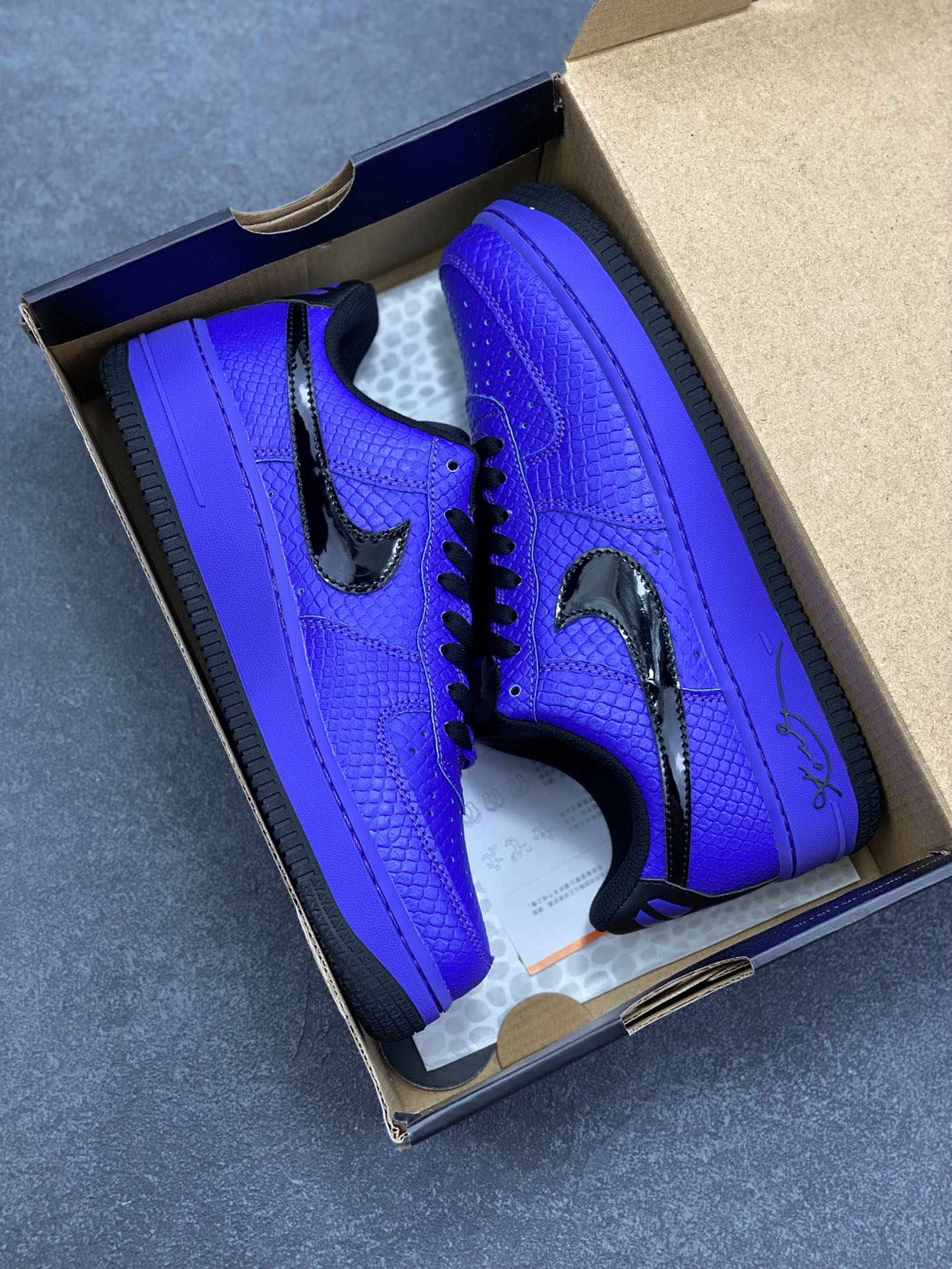 图片[9]-Nike Air Force 1 Low 空军一号低帮百搭休闲运动板鞋。柔软、弹性十足的缓震性能和出色的中底设计，横跨复古与现代的外型结合，造就出风靡全球三十多年的Force 1，直到今天还深受青睐。 货号：II7062-500 尺码：36 36.5 37.5 38 38.5 39 40 40.5 41 42 42.5 43 44 44.5 45-选品中心