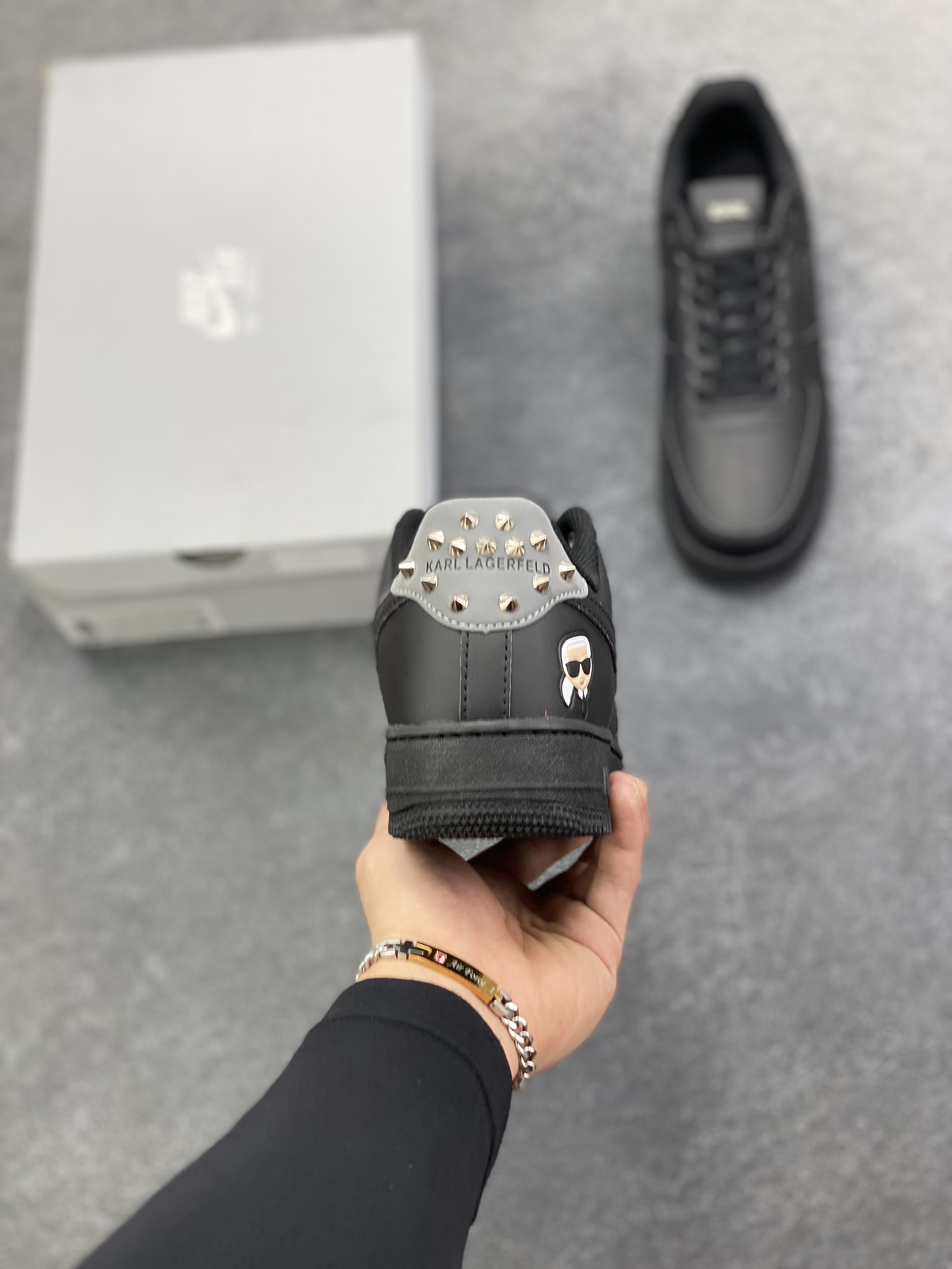 图片[4]-Nike Air Force 1 Low 空军一号低帮百搭休闲运动板鞋。柔软、弹性十足的缓震性能和出色的中底设计，横跨复古与现代的外型结合，造就出风靡全球三十多年的Force 1，直到今天还深受青睐。 货号：CW2288-001 尺码：36 36.5 37.5 38 38.5 39 40 40.5 41 42 42.5 43 44 44.5 45-选品中心