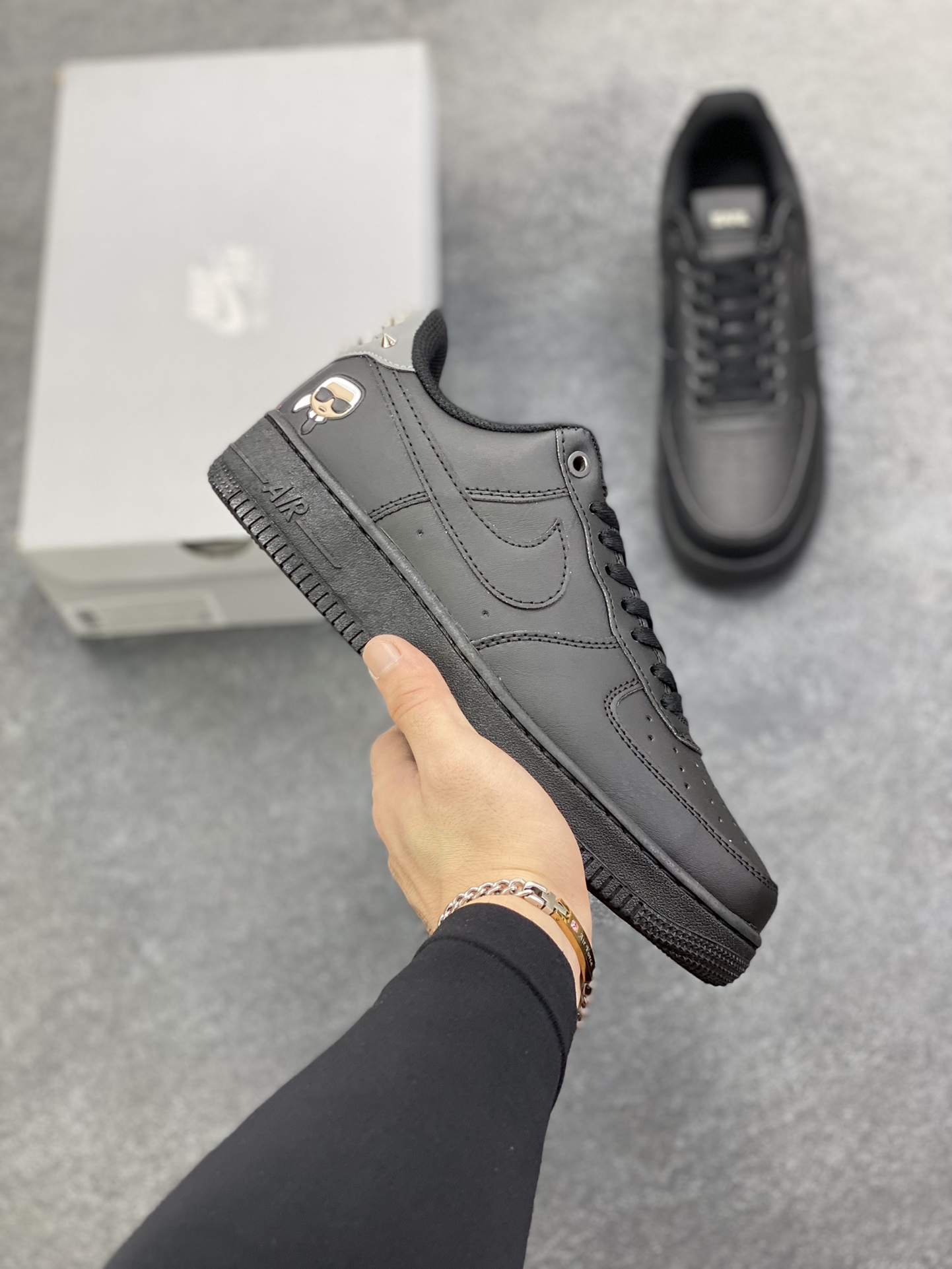 Nike Air Force 1 Low 空军一号低帮百搭休闲运动板鞋。柔软、弹性十足的缓震性能和出色的中底设计，横跨复古与现代的外型结合，造就出风靡全球三十多年的Force 1，直到今天还深受青睐。 货号：CW2288-001 尺码：36 36.5 37.5 38 38.5 39 40 40.5 41 42 42.5 43 44 44.5 45-选品中心