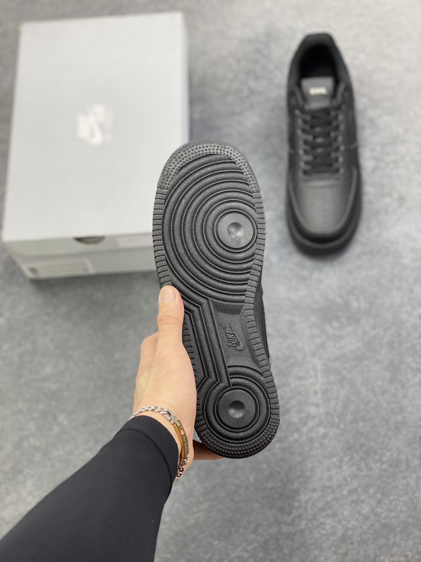 图片[5]-Nike Air Force 1 Low 空军一号低帮百搭休闲运动板鞋。柔软、弹性十足的缓震性能和出色的中底设计，横跨复古与现代的外型结合，造就出风靡全球三十多年的Force 1，直到今天还深受青睐。 货号：CW2288-001 尺码：36 36.5 37.5 38 38.5 39 40 40.5 41 42 42.5 43 44 44.5 45-选品中心