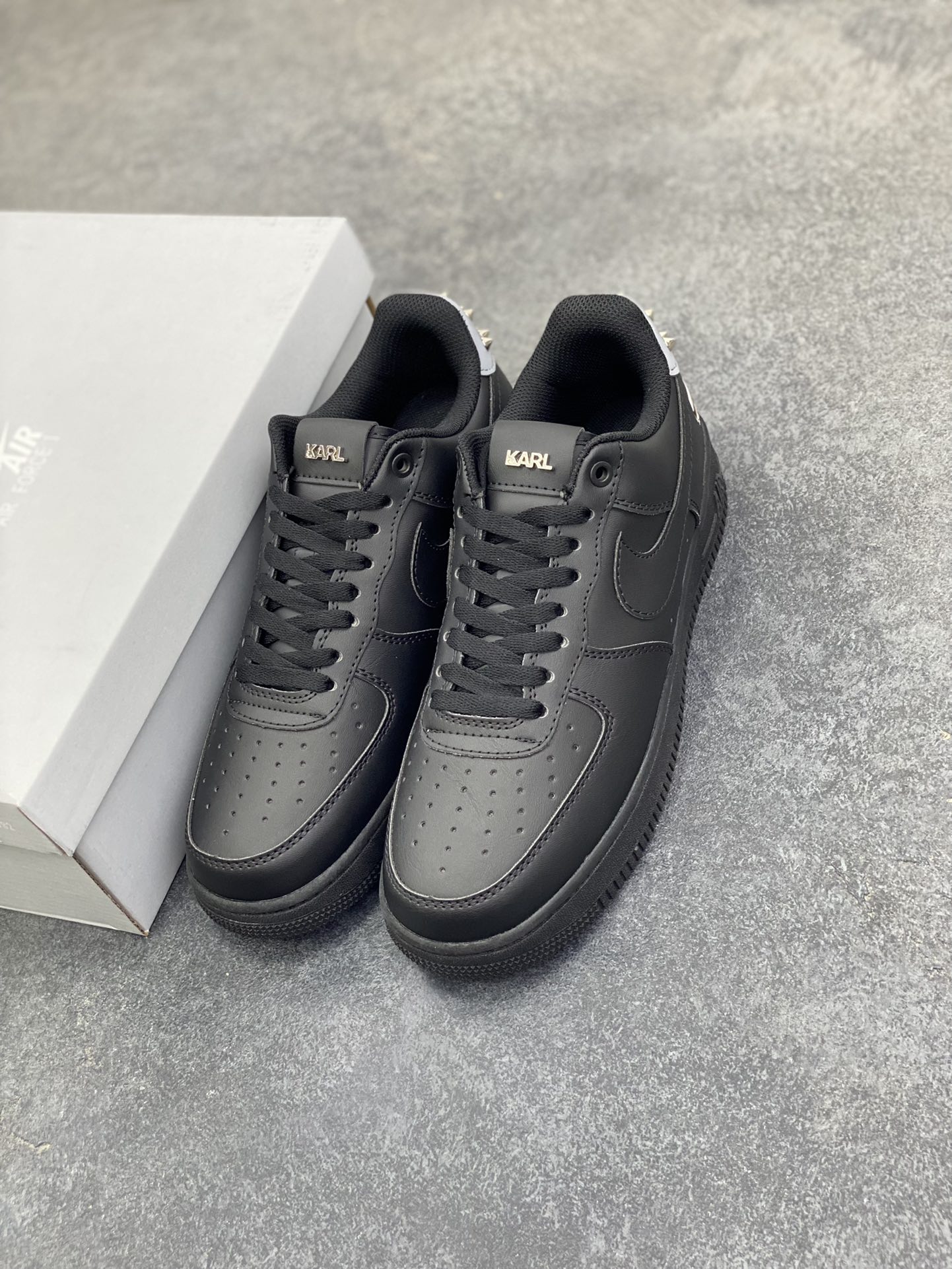 图片[8]-Nike Air Force 1 Low 空军一号低帮百搭休闲运动板鞋。柔软、弹性十足的缓震性能和出色的中底设计，横跨复古与现代的外型结合，造就出风靡全球三十多年的Force 1，直到今天还深受青睐。 货号：CW2288-001 尺码：36 36.5 37.5 38 38.5 39 40 40.5 41 42 42.5 43 44 44.5 45-选品中心