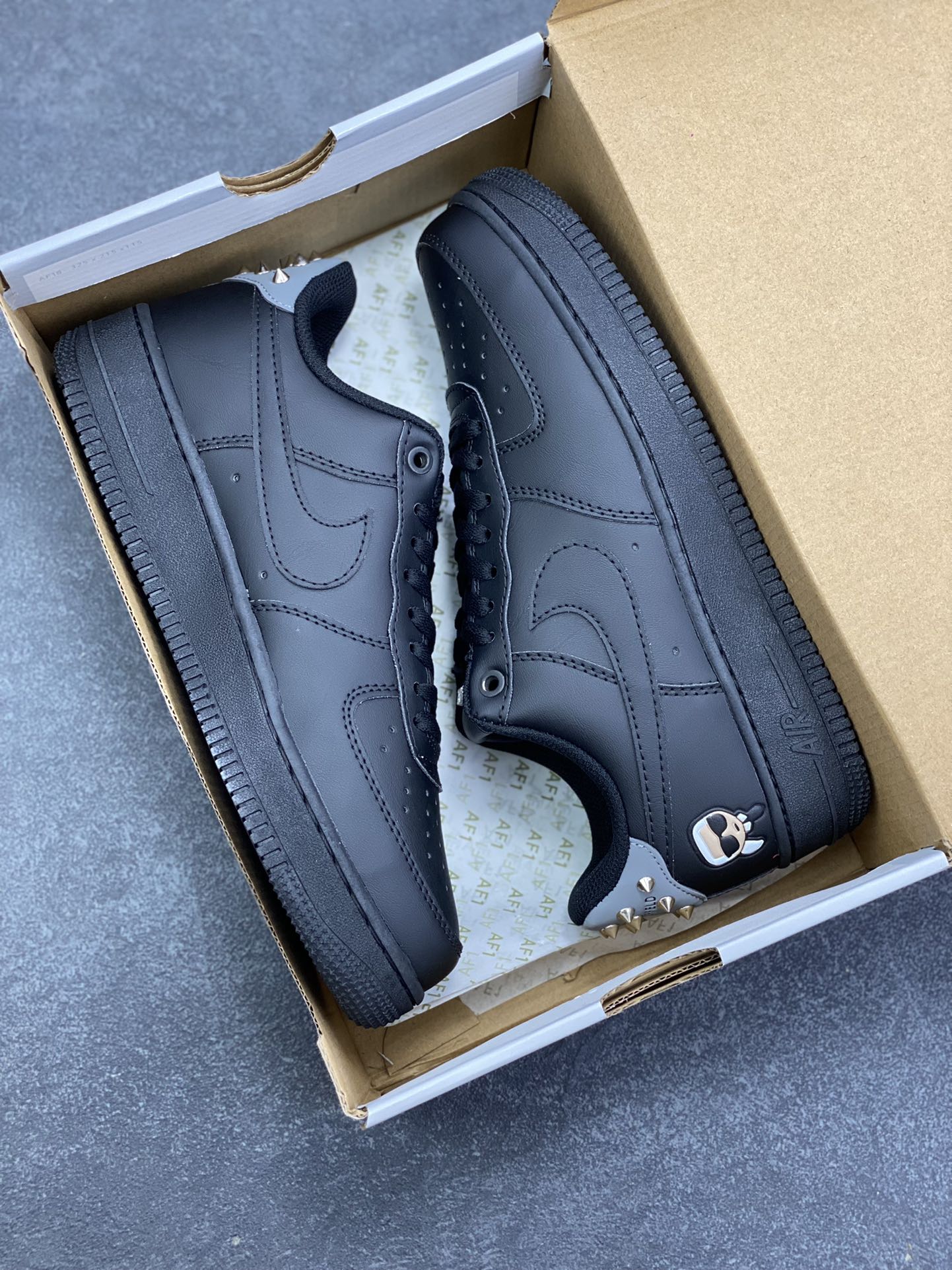 图片[9]-Nike Air Force 1 Low 空军一号低帮百搭休闲运动板鞋。柔软、弹性十足的缓震性能和出色的中底设计，横跨复古与现代的外型结合，造就出风靡全球三十多年的Force 1，直到今天还深受青睐。 货号：CW2288-001 尺码：36 36.5 37.5 38 38.5 39 40 40.5 41 42 42.5 43 44 44.5 45-选品中心