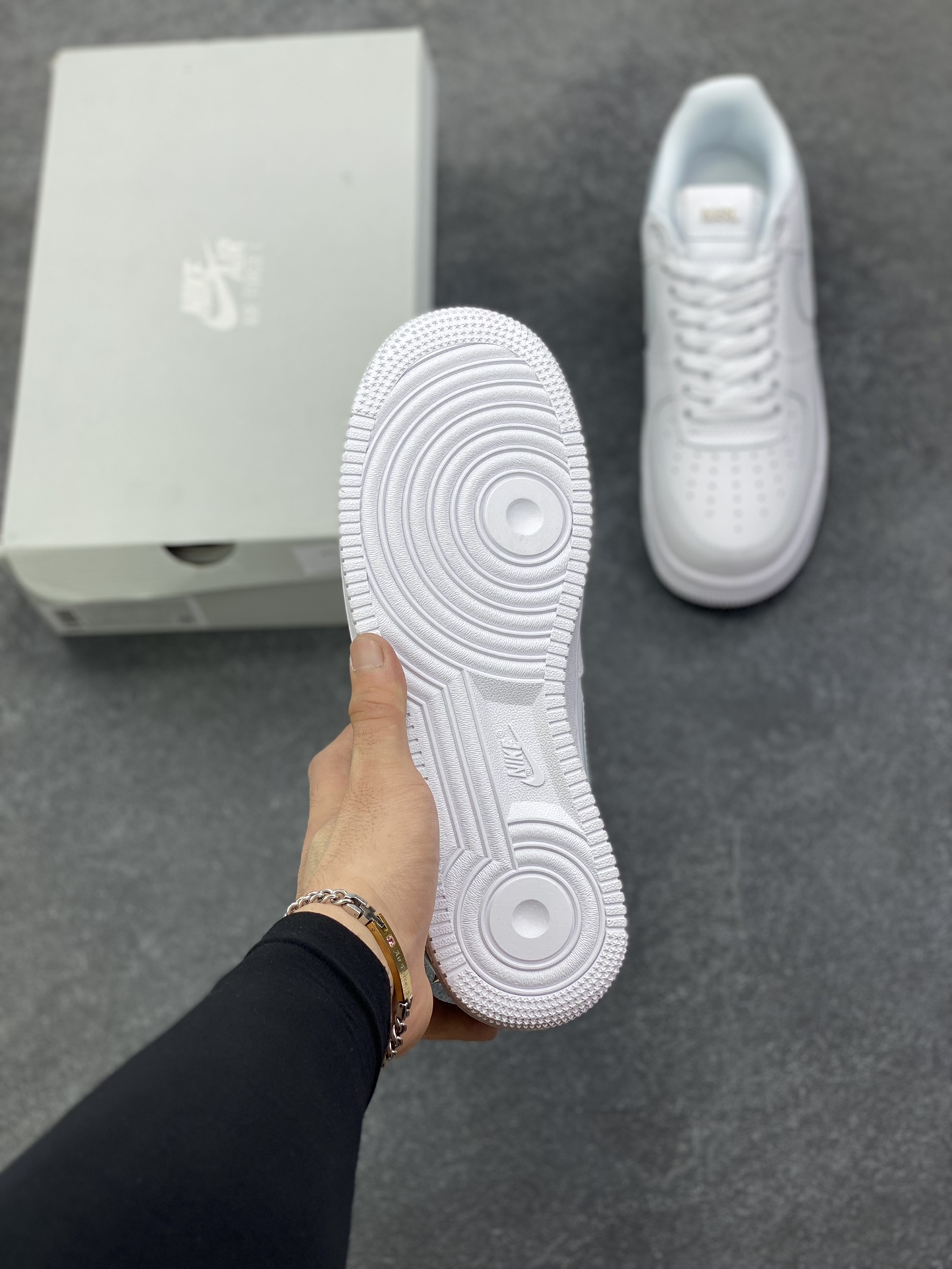 图片[5]-Nike Air Force 1 Low 空军一号低帮百搭休闲运动板鞋。柔软、弹性十足的缓震性能和出色的中底设计，横跨复古与现代的外型结合，造就出风靡全球三十多年的Force 1，直到今天还深受青睐。 货号：CW2288-111 尺码：36 36.5 37.5 38 38.5 39 40 40.5 41 42 42.5 43 44 44.5 45-选品中心