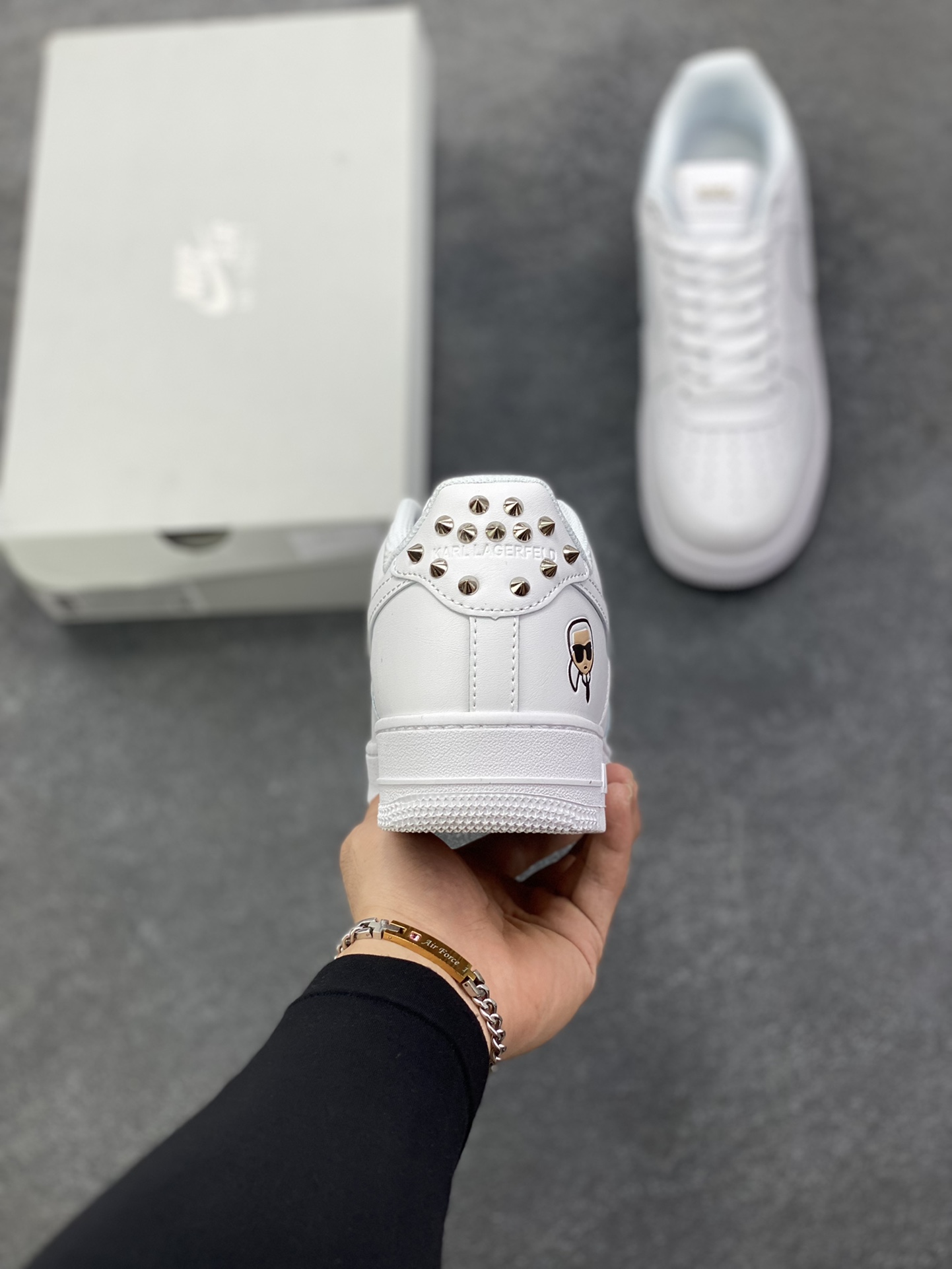 图片[4]-Nike Air Force 1 Low 空军一号低帮百搭休闲运动板鞋。柔软、弹性十足的缓震性能和出色的中底设计，横跨复古与现代的外型结合，造就出风靡全球三十多年的Force 1，直到今天还深受青睐。 货号：CW2288-111 尺码：36 36.5 37.5 38 38.5 39 40 40.5 41 42 42.5 43 44 44.5 45-选品中心