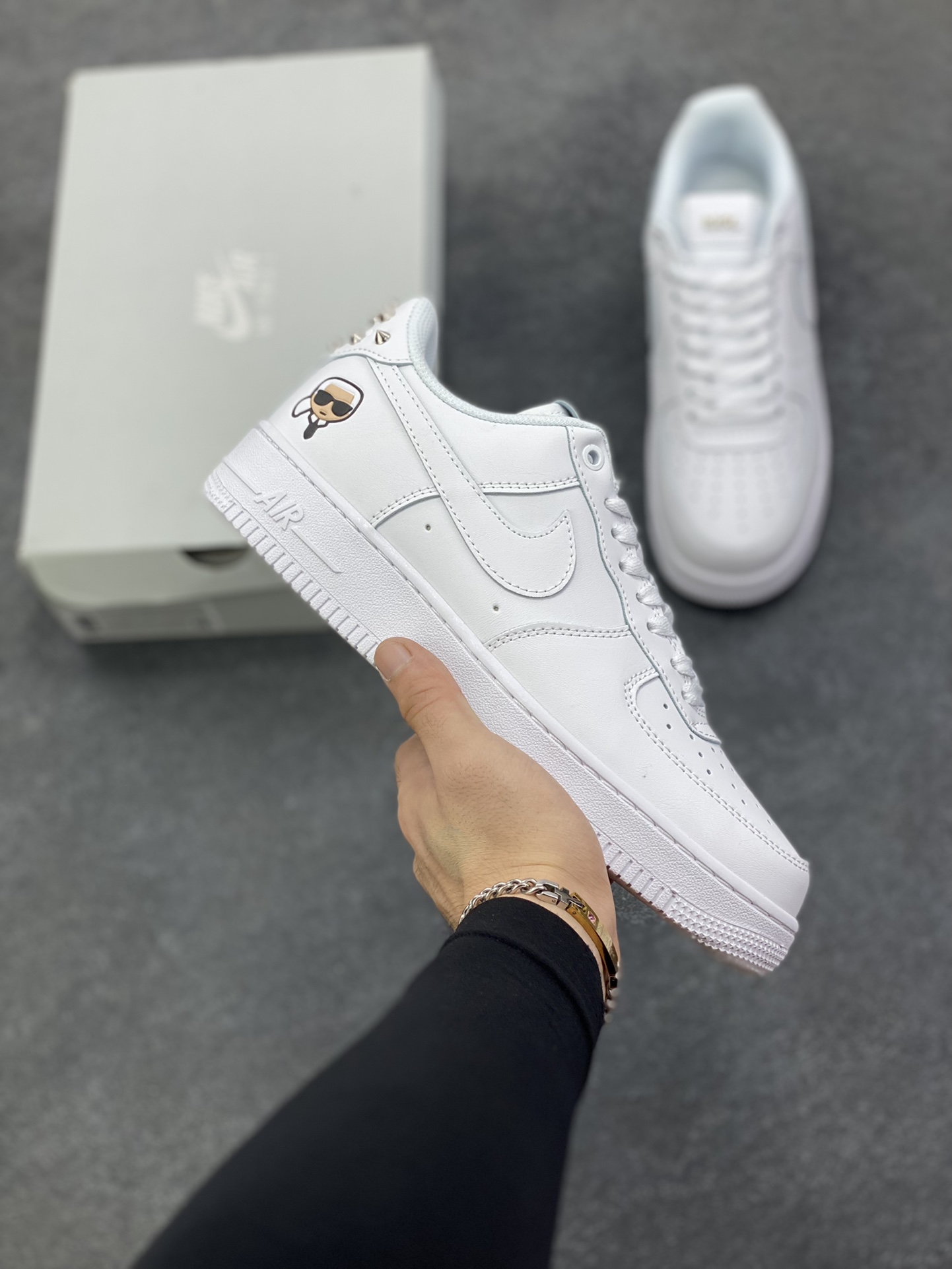Nike Air Force 1 Low 空军一号低帮百搭休闲运动板鞋。柔软、弹性十足的缓震性能和出色的中底设计，横跨复古与现代的外型结合，造就出风靡全球三十多年的Force 1，直到今天还深受青睐。 货号：CW2288-111 尺码：36 36.5 37.5 38 38.5 39 40 40.5 41 42 42.5 43 44 44.5 45-选品中心