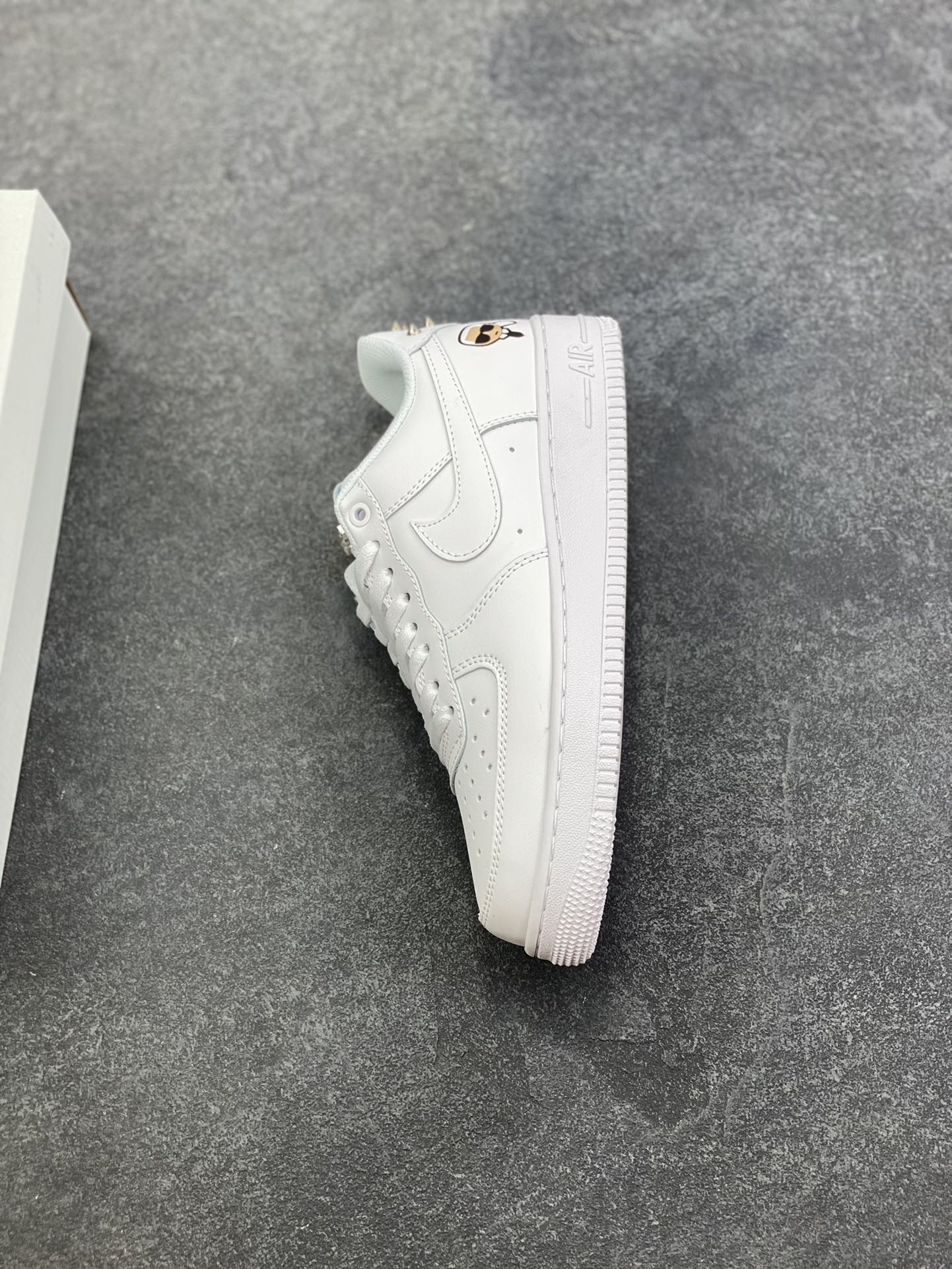 图片[7]-Nike Air Force 1 Low 空军一号低帮百搭休闲运动板鞋。柔软、弹性十足的缓震性能和出色的中底设计，横跨复古与现代的外型结合，造就出风靡全球三十多年的Force 1，直到今天还深受青睐。 货号：CW2288-111 尺码：36 36.5 37.5 38 38.5 39 40 40.5 41 42 42.5 43 44 44.5 45-选品中心
