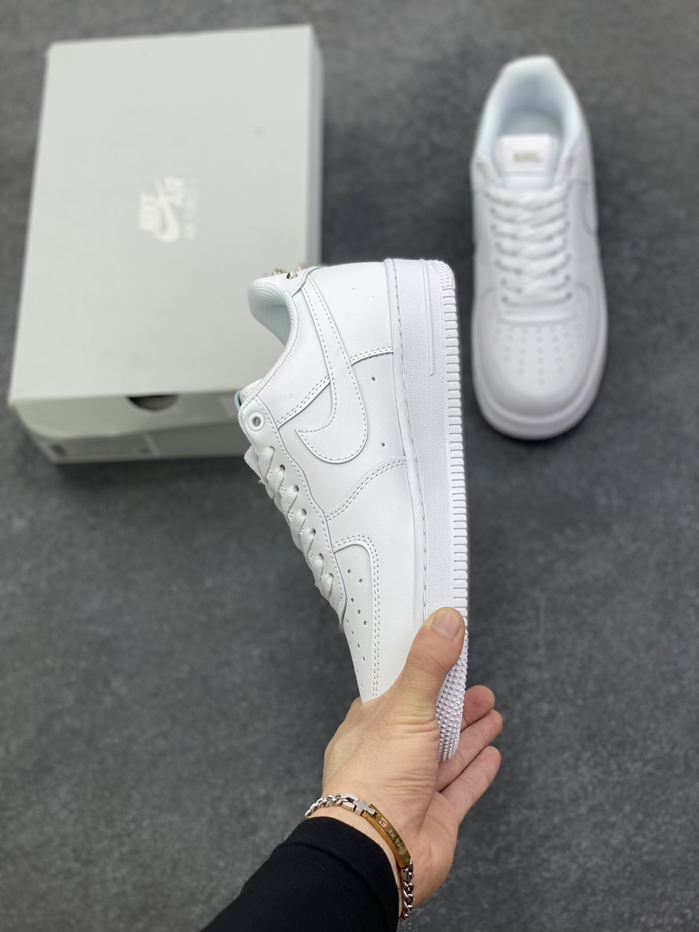 图片[3]-Nike Air Force 1 Low 空军一号低帮百搭休闲运动板鞋。柔软、弹性十足的缓震性能和出色的中底设计，横跨复古与现代的外型结合，造就出风靡全球三十多年的Force 1，直到今天还深受青睐。 货号：CW2288-111 尺码：36 36.5 37.5 38 38.5 39 40 40.5 41 42 42.5 43 44 44.5 45-选品中心
