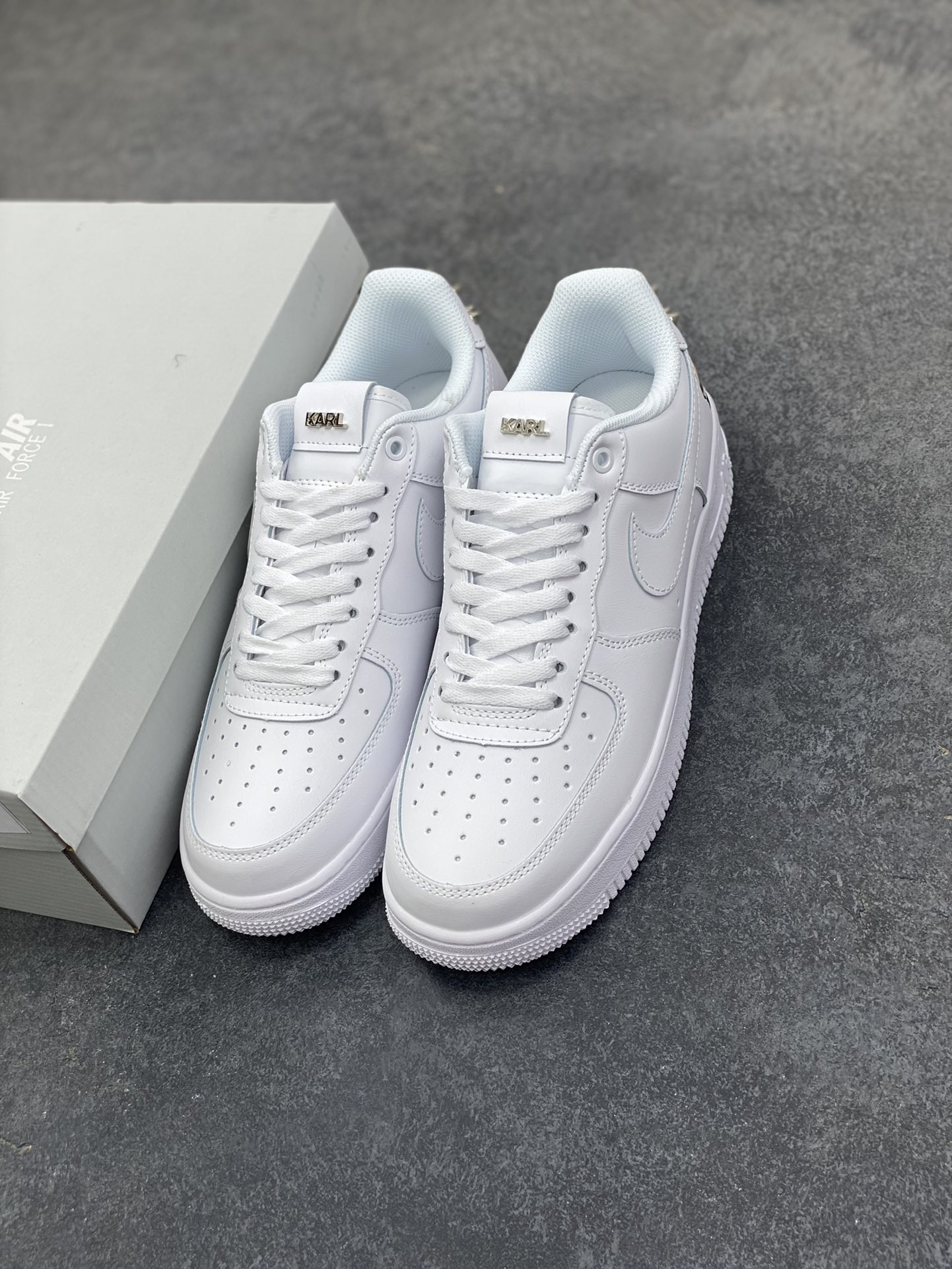 图片[8]-Nike Air Force 1 Low 空军一号低帮百搭休闲运动板鞋。柔软、弹性十足的缓震性能和出色的中底设计，横跨复古与现代的外型结合，造就出风靡全球三十多年的Force 1，直到今天还深受青睐。 货号：CW2288-111 尺码：36 36.5 37.5 38 38.5 39 40 40.5 41 42 42.5 43 44 44.5 45-选品中心