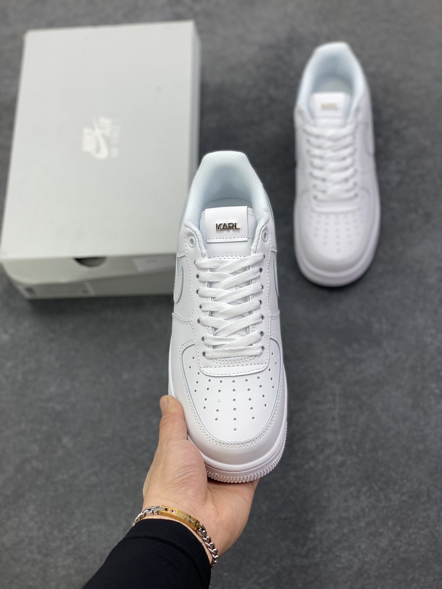 图片[2]-Nike Air Force 1 Low 空军一号低帮百搭休闲运动板鞋。柔软、弹性十足的缓震性能和出色的中底设计，横跨复古与现代的外型结合，造就出风靡全球三十多年的Force 1，直到今天还深受青睐。 货号：CW2288-111 尺码：36 36.5 37.5 38 38.5 39 40 40.5 41 42 42.5 43 44 44.5 45-选品中心