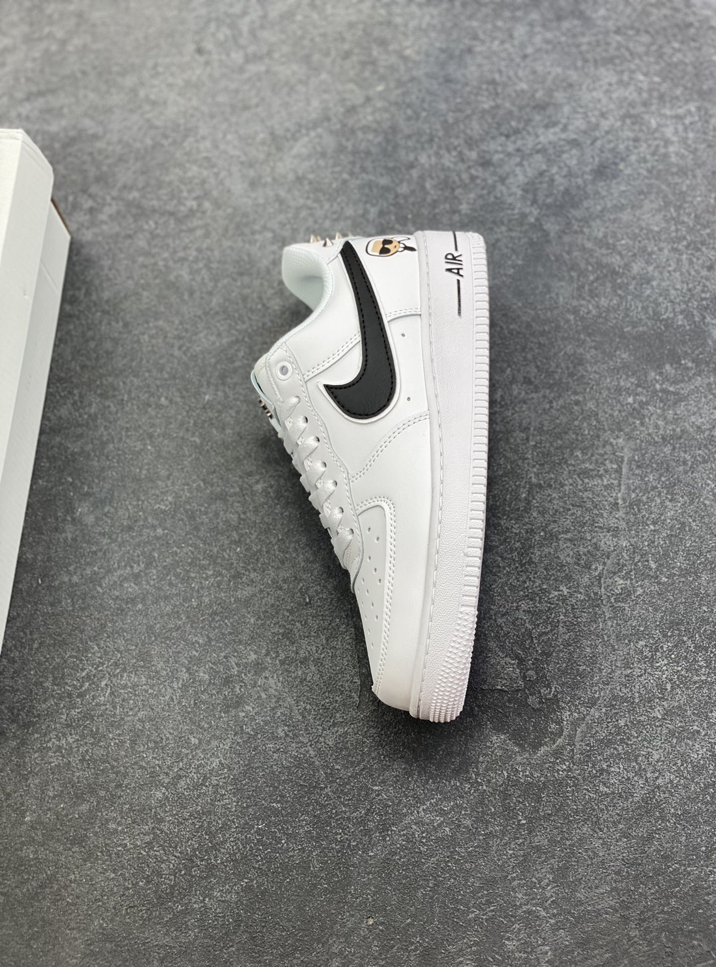 图片[7]-Nike Air Force 1 Low 空军一号低帮百搭休闲运动板鞋。柔软、弹性十足的缓震性能和出色的中底设计，横跨复古与现代的外型结合，造就出风靡全球三十多年的Force 1，直到今天还深受青睐。 货号：CW2288-001 尺码：36 36.5 37.5 38 38.5 39 40 40.5 41 42 42.5 43 44 44.5 45-选品中心