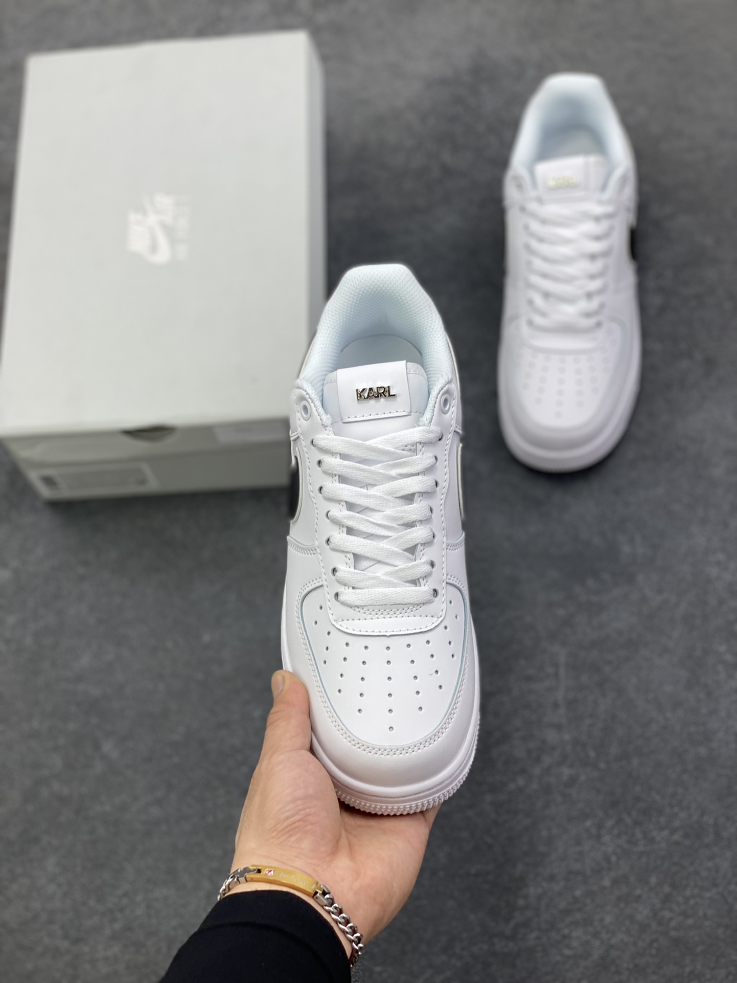 图片[2]-Nike Air Force 1 Low 空军一号低帮百搭休闲运动板鞋。柔软、弹性十足的缓震性能和出色的中底设计，横跨复古与现代的外型结合，造就出风靡全球三十多年的Force 1，直到今天还深受青睐。 货号：CW2288-001 尺码：36 36.5 37.5 38 38.5 39 40 40.5 41 42 42.5 43 44 44.5 45-选品中心