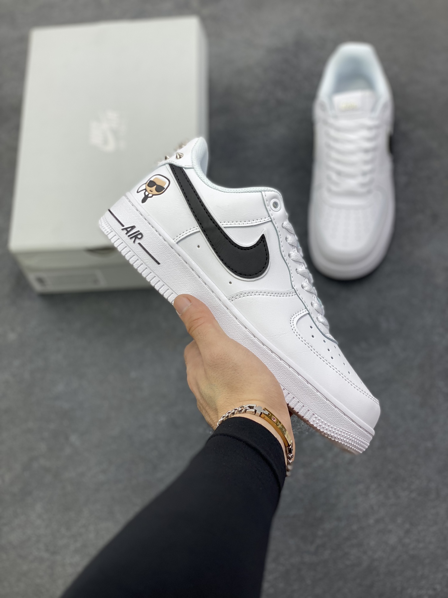 Nike Air Force 1 Low 空军一号低帮百搭休闲运动板鞋。柔软、弹性十足的缓震性能和出色的中底设计，横跨复古与现代的外型结合，造就出风靡全球三十多年的Force 1，直到今天还深受青睐。 货号：CW2288-001 尺码：36 36.5 37.5 38 38.5 39 40 40.5 41 42 42.5 43 44 44.5 45-选品中心
