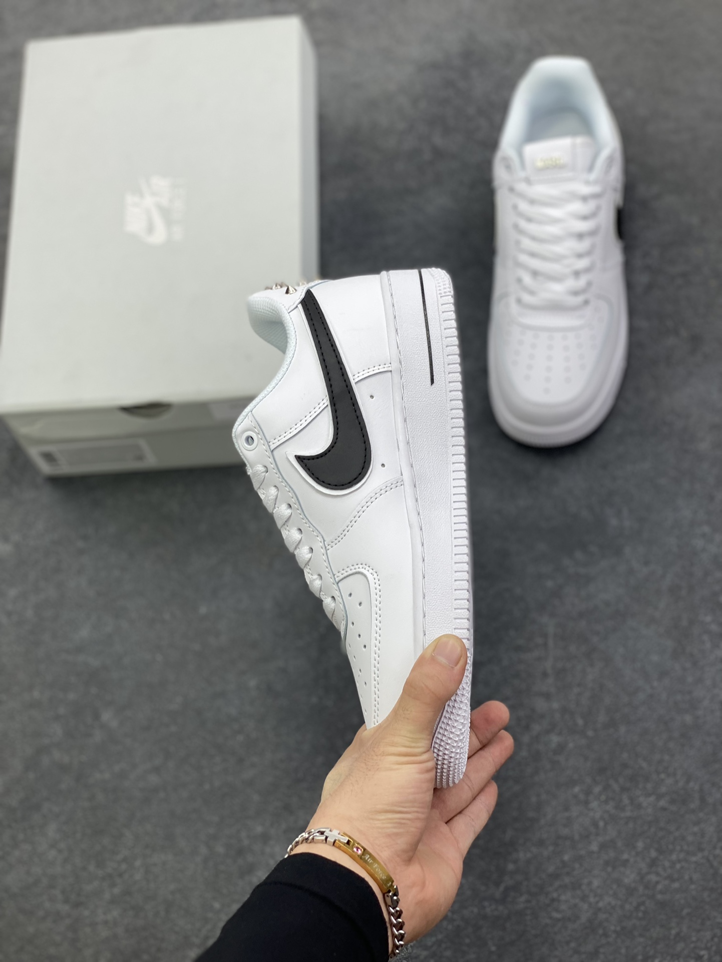 图片[3]-Nike Air Force 1 Low 空军一号低帮百搭休闲运动板鞋。柔软、弹性十足的缓震性能和出色的中底设计，横跨复古与现代的外型结合，造就出风靡全球三十多年的Force 1，直到今天还深受青睐。 货号：CW2288-001 尺码：36 36.5 37.5 38 38.5 39 40 40.5 41 42 42.5 43 44 44.5 45-选品中心