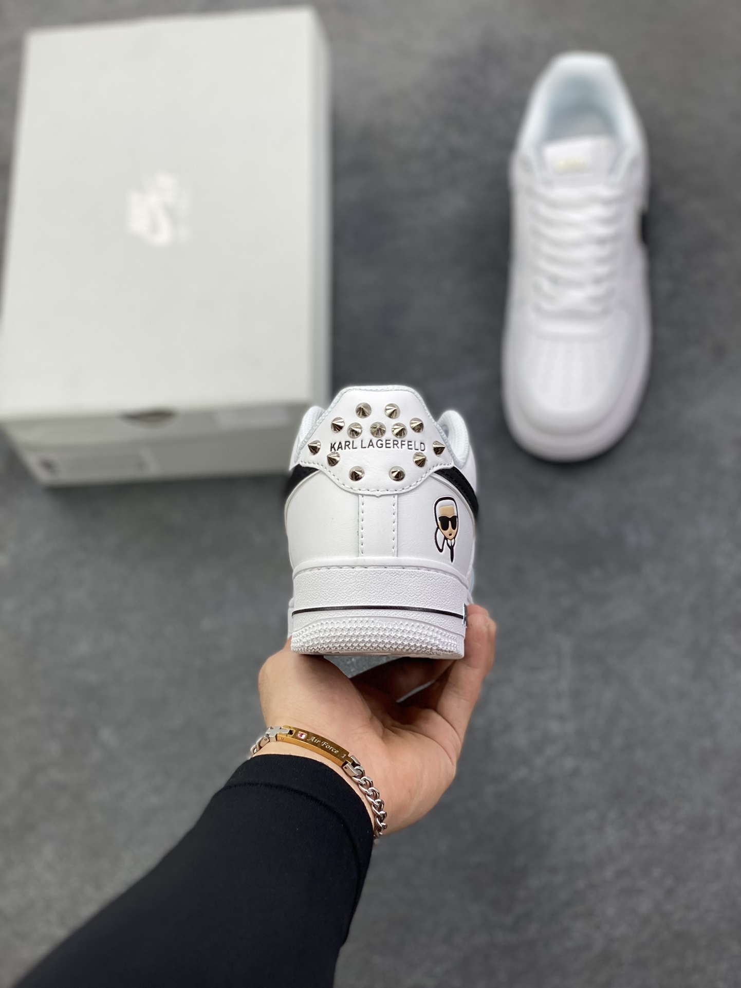 图片[4]-Nike Air Force 1 Low 空军一号低帮百搭休闲运动板鞋。柔软、弹性十足的缓震性能和出色的中底设计，横跨复古与现代的外型结合，造就出风靡全球三十多年的Force 1，直到今天还深受青睐。 货号：CW2288-001 尺码：36 36.5 37.5 38 38.5 39 40 40.5 41 42 42.5 43 44 44.5 45-选品中心