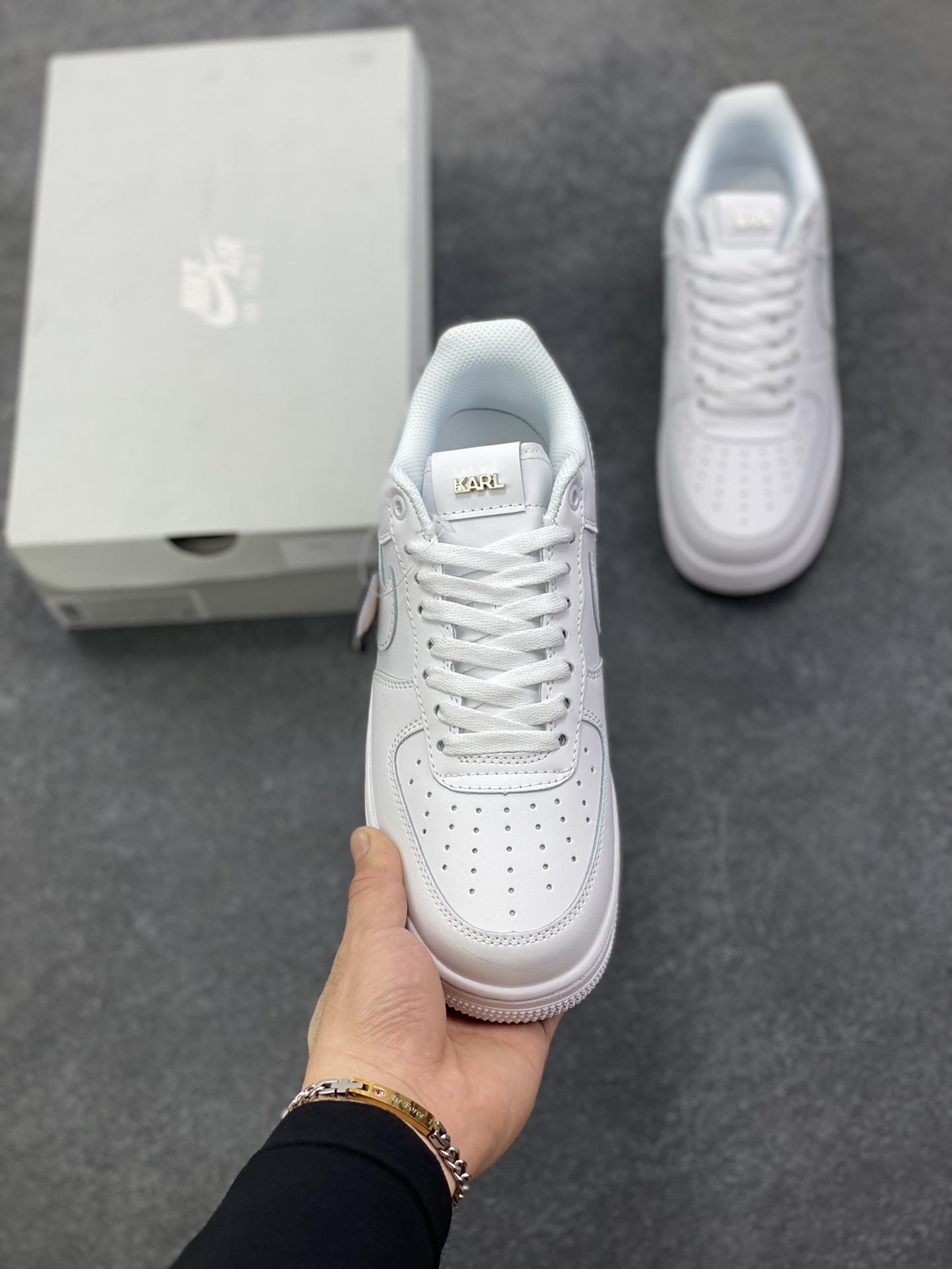 图片[2]-Nike Air Force 1 Low 空军一号低帮百搭休闲运动板鞋。柔软、弹性十足的缓震性能和出色的中底设计，横跨复古与现代的外型结合，造就出风靡全球三十多年的Force 1，直到今天还深受青睐。 货号：CW2288-111 尺码：36 36.5 37.5 38 38.5 39 40 40.5 41 42 42.5 43 44 44.5 45-选品中心