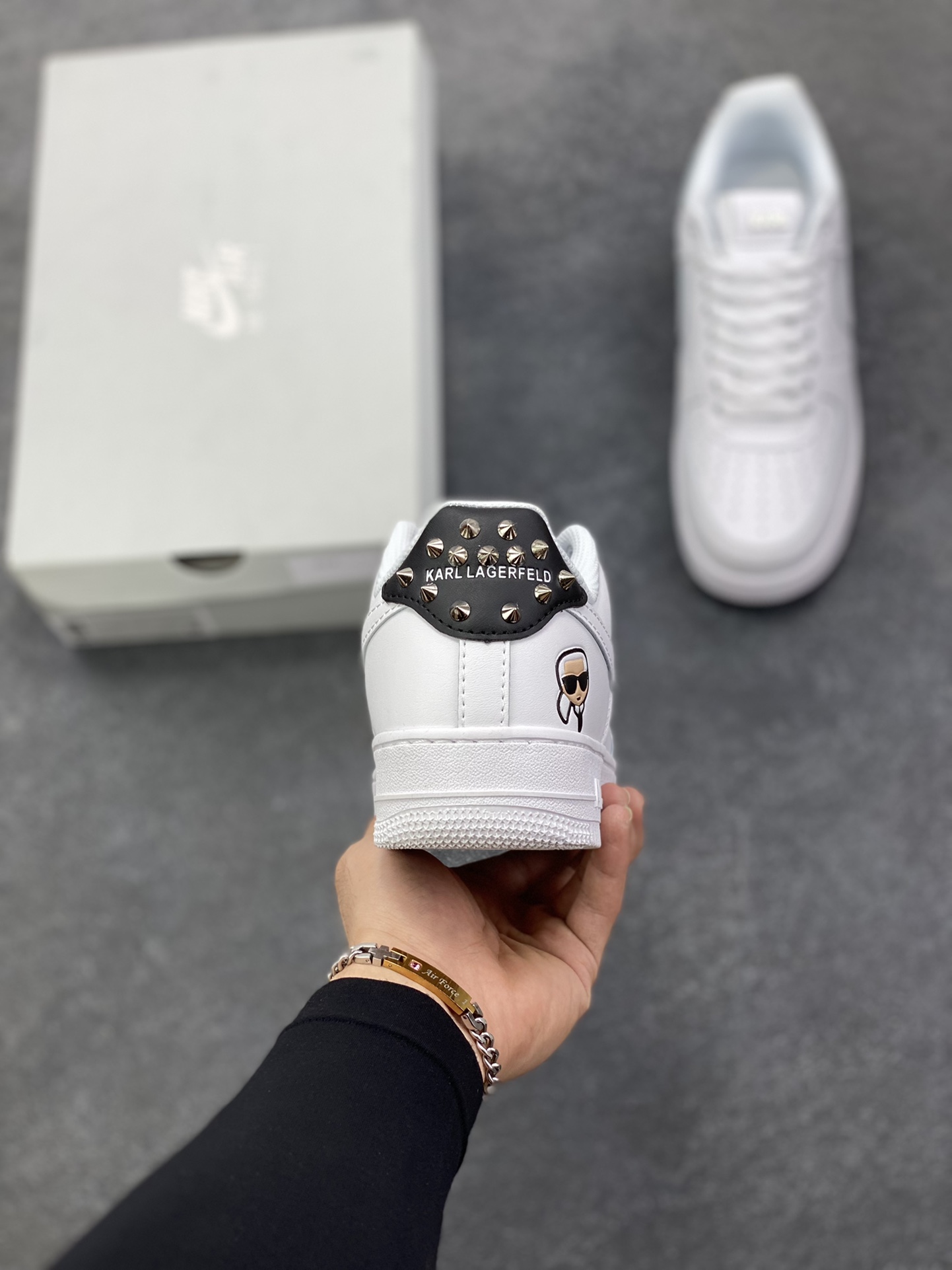 图片[4]-Nike Air Force 1 Low 空军一号低帮百搭休闲运动板鞋。柔软、弹性十足的缓震性能和出色的中底设计，横跨复古与现代的外型结合，造就出风靡全球三十多年的Force 1，直到今天还深受青睐。 货号：CW2288-111 尺码：36 36.5 37.5 38 38.5 39 40 40.5 41 42 42.5 43 44 44.5 45-选品中心