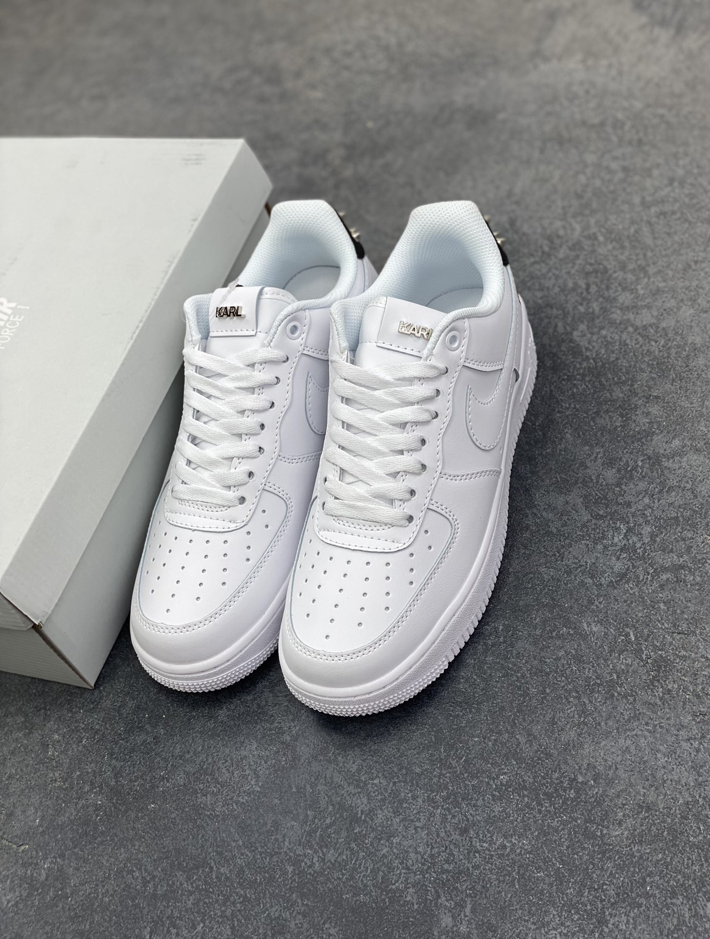 图片[8]-Nike Air Force 1 Low 空军一号低帮百搭休闲运动板鞋。柔软、弹性十足的缓震性能和出色的中底设计，横跨复古与现代的外型结合，造就出风靡全球三十多年的Force 1，直到今天还深受青睐。 货号：CW2288-111 尺码：36 36.5 37.5 38 38.5 39 40 40.5 41 42 42.5 43 44 44.5 45-选品中心