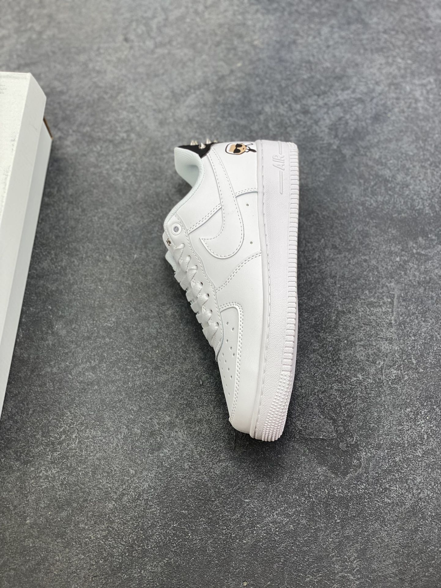 图片[7]-Nike Air Force 1 Low 空军一号低帮百搭休闲运动板鞋。柔软、弹性十足的缓震性能和出色的中底设计，横跨复古与现代的外型结合，造就出风靡全球三十多年的Force 1，直到今天还深受青睐。 货号：CW2288-111 尺码：36 36.5 37.5 38 38.5 39 40 40.5 41 42 42.5 43 44 44.5 45-选品中心