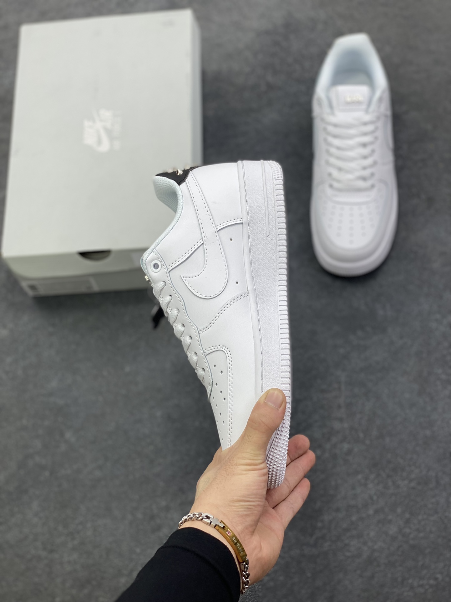 图片[3]-Nike Air Force 1 Low 空军一号低帮百搭休闲运动板鞋。柔软、弹性十足的缓震性能和出色的中底设计，横跨复古与现代的外型结合，造就出风靡全球三十多年的Force 1，直到今天还深受青睐。 货号：CW2288-111 尺码：36 36.5 37.5 38 38.5 39 40 40.5 41 42 42.5 43 44 44.5 45-选品中心