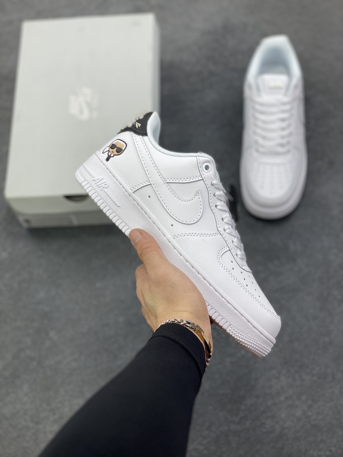 Nike Air Force 1 Low 空军一号低帮百搭休闲运动板鞋。柔软、弹性十足的缓震性能和出色的中底设计，横跨复古与现代的外型结合，造就出风靡全球三十多年的Force 1，直到今天还深受青睐。 货号：CW2288-111 尺码：36 36.5 37.5 38 38.5 39 40 40.5 41 42 42.5 43 44 44.5 45-选品中心