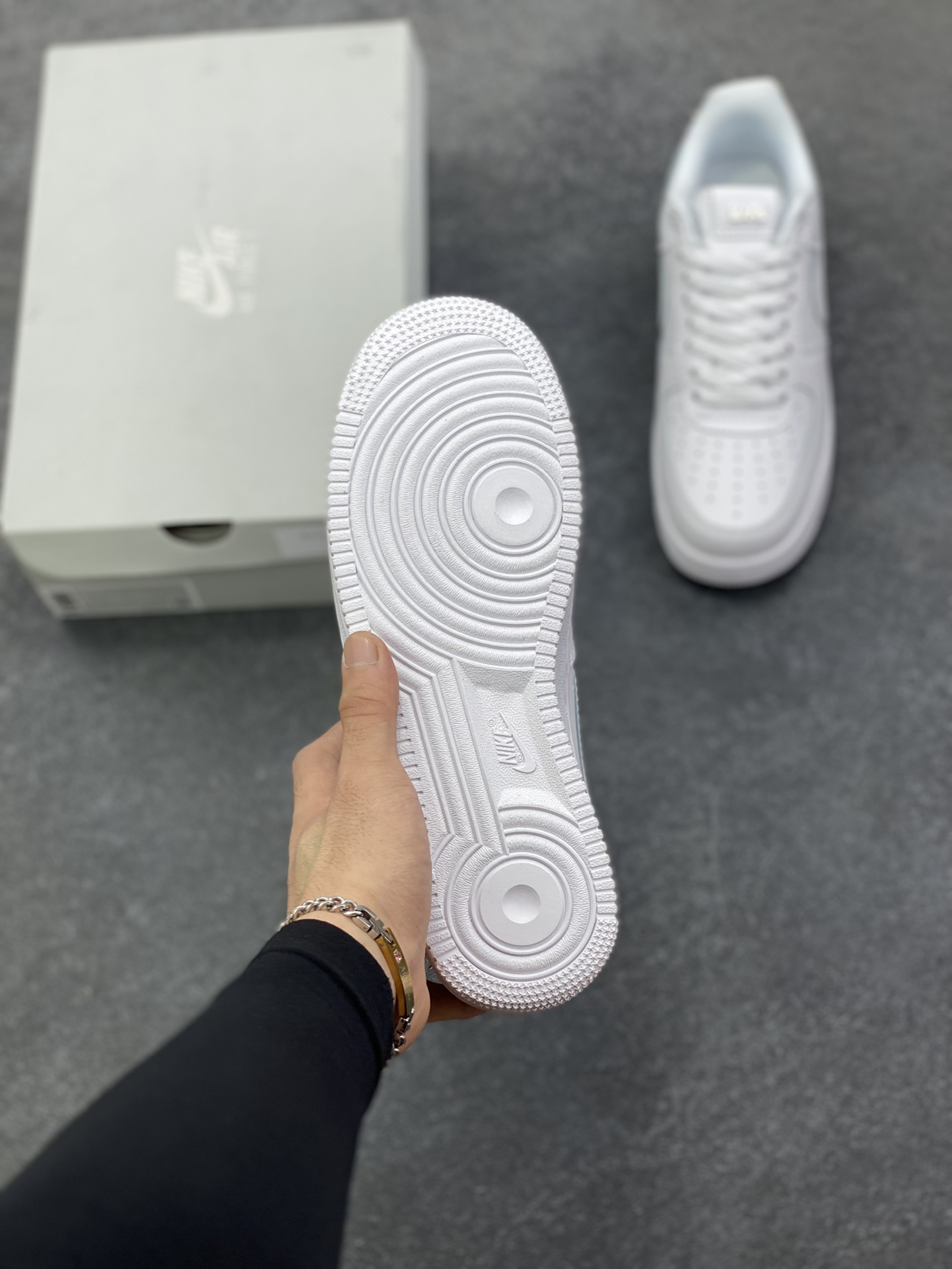 图片[5]-Nike Air Force 1 Low 空军一号低帮百搭休闲运动板鞋。柔软、弹性十足的缓震性能和出色的中底设计，横跨复古与现代的外型结合，造就出风靡全球三十多年的Force 1，直到今天还深受青睐。 货号：CW2288-111 尺码：36 36.5 37.5 38 38.5 39 40 40.5 41 42 42.5 43 44 44.5 45-选品中心