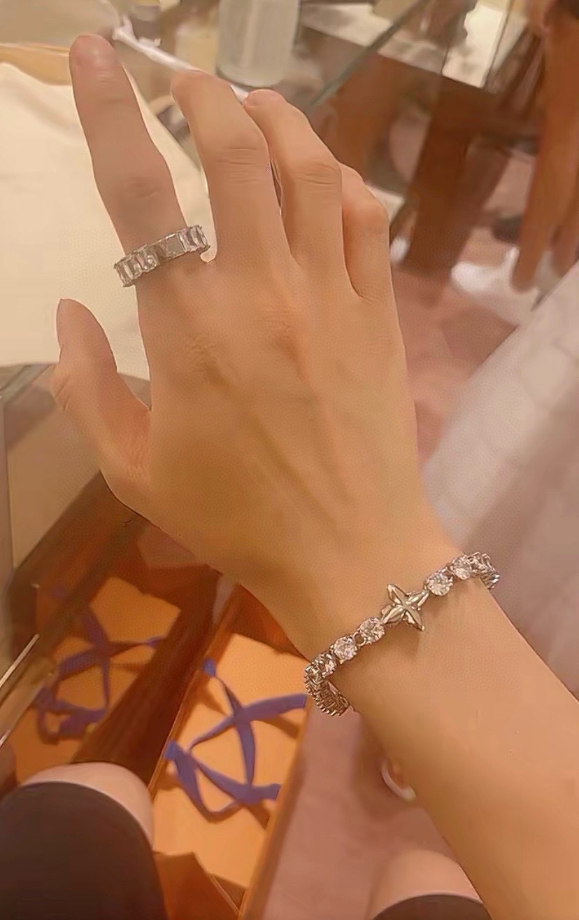 NO:555909,The new LV LouisVuitton imported rhinestone zircon bracelet is really pretty. It may seem exaggerated at first. In fact, it is quite suitable for both men and women to wear. #Unisex bracelet jewelry is so beautiful that it shines in the sun. There are two sizes: 18cm and 21cm. Boutique jewelry, louis vuitton, louis vuitton, louis vuitton, bracelet.19860909新款LV路易威登LouisVuitton进口水钻锆石手链确实蛮好看的刚开始会觉得比较浮夸其实上手还挺适合的男女也都能戴＃中性款手链饰品太阳下闪瞎眼美爆了 尺寸18cm和21cm 两个尺寸,饰品精品,louis vuitton,louis vuitton,louis vuitton,bracelet,Jewelry