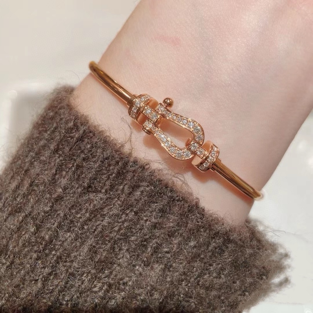 NO:555916,Hot new product release Fred Feiden full diamond, half diamond, non-diamond horseshoe buckle unisex high quality thin elastic soft rose gold bracelet bracelet!  Big brand of red leather rope in the year of birth, fashionable and exquisite FORCE series bracelets, high-end customization ~ sub-gold micro-plating 18k gold craftsmanship, Seiko horseshoe buckle head bracelet!  The effect is very versatile. Internet celebrity. A must-have item for fashionistas. Two sizes for men and women, 17cm champagne gold, boutique jewelry, bracelet, bracelet.19860909新品发布火爆费雷德 Fred斐登满钻、半钻、无钻马蹄扣中性款高品质细款弹性软玫瑰金手链手镯！本命年红皮绳大牌 时尚 精致FORCE 系列手链高端定制～亚金微电镀18k金工艺 精工马蹄扣头手镯！上手效果非常百搭 网红达人 时尚一族必备单品 男女情侣款两个码数17cm香槟金,饰品精品,bracelet,bracelet,Jewelry