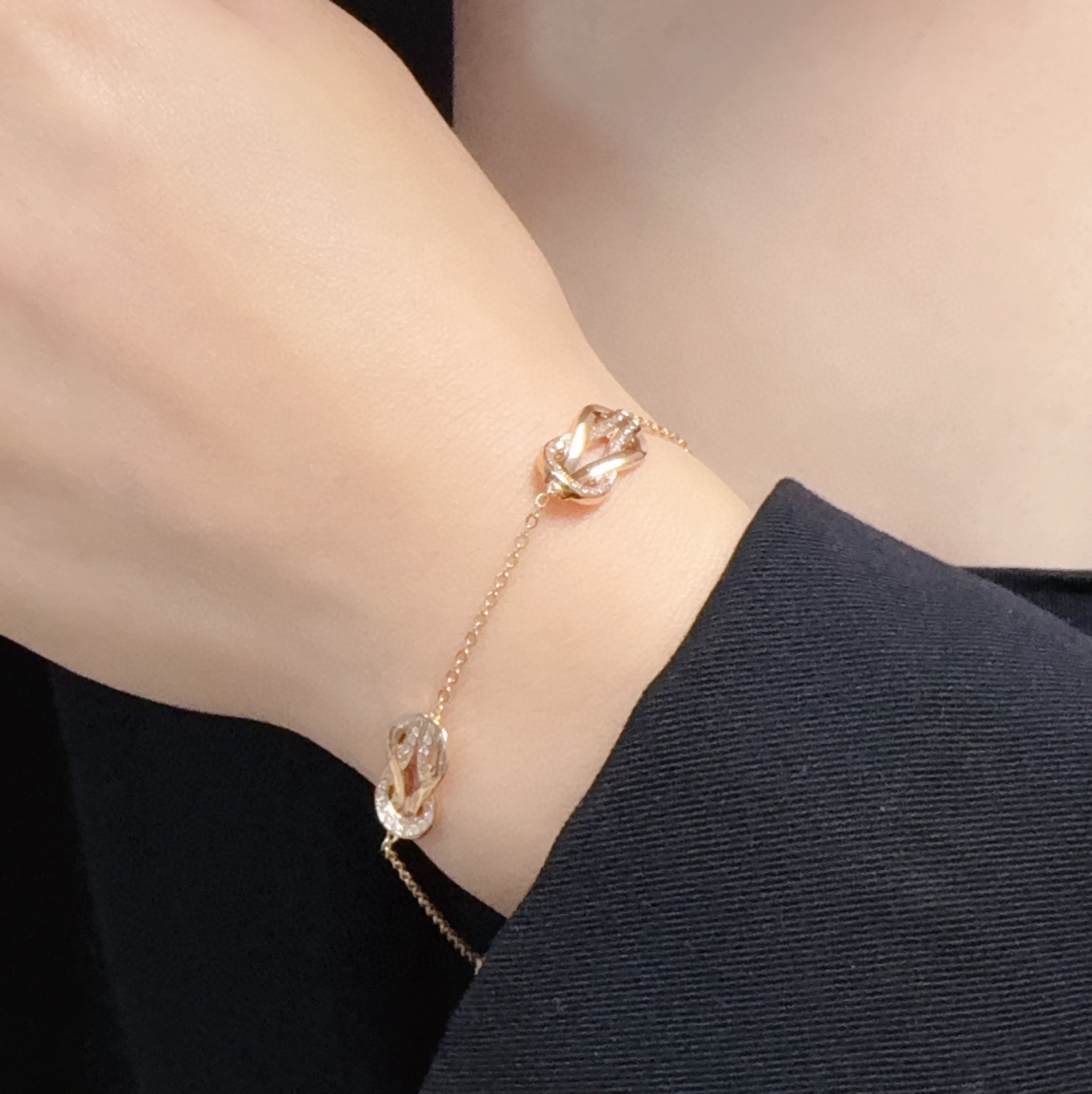 NO:555921,Hot new product release Fred Feiden half-full diamond three small horseshoes 8-figure buckle unisex style high-quality small white diamond bracelet big brand fashion exquisite FORCE series necklace high-end customization ~ sub-gold micro-plating 18k gold process Seiko horseshoe buckle head necklace!  The upper body effect is very versatile. Internet celebrity, a must-have item for fashionistas. Rose gold buckles for men and women, couples style, jewelry boutique, necklace, bracelet19860909新品发布火爆费雷德 Fred斐登半满钻三个小马蹄8字扣中性款高品质小号白钻手链大牌 时尚 精致FORCE 系列项链高端定制～亚金微电镀18k金工艺 精工马蹄扣头项链！上身效果非常百搭 网红达人 时尚一族必备单品 玫瑰金扣头男女同款情侣款,饰品精品,necklace,bracelet,Jewelry