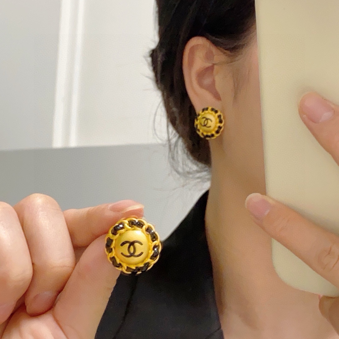 NO:555935,New second-hand Chanel earrings, small fragrant style, retro gold stud earrings with leather braiding counter, updated simultaneously. Original material, brass material, high-end and elegant, super romantic and retro!  Full of elegance, exquisite and elegant, highlighting female charm, beautiful, fine jewelry, chanel, earrings19860909新款中古香奈儿耳环小香风复古金色耳钉搭配皮编织专柜同步更新 原版材质黄铜材质高端优雅 超级浪漫复古的一款！优雅范十足,精致又优雅,凸显女性魅力,美美哒,饰品精品,chanel,earrings,Jewelry
