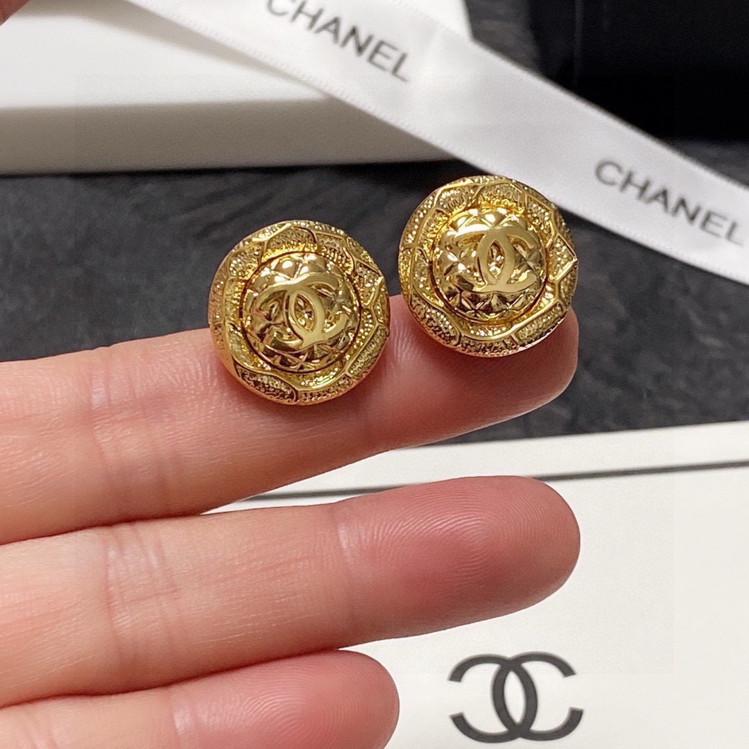 NO:555942,[Chanel Chanel] Second-hand earrings, new style, Xiaoxiang earrings, best-selling model, the highest version on the market!  Counter 1:1 style mold opening, counter original version, Chanel earrings are a must-have for goddesses, super slimming [love], fine jewelry, chanel, chanel, earrings19860909【Chanel香奈儿】中古耳钉 新款 小香耳环热销款 市面最高版本！专柜1:1款式开模 专柜原版、香奈儿耳钉女神必备 超级显脸瘦[爱心],饰品精品,chanel,chanel,earrings,Jewelry