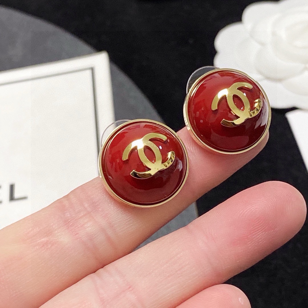 NO:555949,The new Chanel Xiaoxiang New Year red semicircle earrings are available at the counter at the same time. The original earrings are made of the same material and paired with sterling silver needle earrings. They are carefully crafted to create the highest cost-effectiveness and the highest quality on the Internet. The upper ear effect is particularly beautiful!  It’s so beautiful!  Suitable for various festive occasions, fine jewelry, chanel, earrings, pure silver19860909新款Chanel 小香 新年红色半圆耳钉 专柜同步上新 耳环 原版一致材质搭配纯银针耳环 精工细作打造全网最高性价比最高品质上耳效果特别好看！简直美腻了！适合各种喜庆场合,饰品精品,chanel,earrings,pure silver,Jewelry