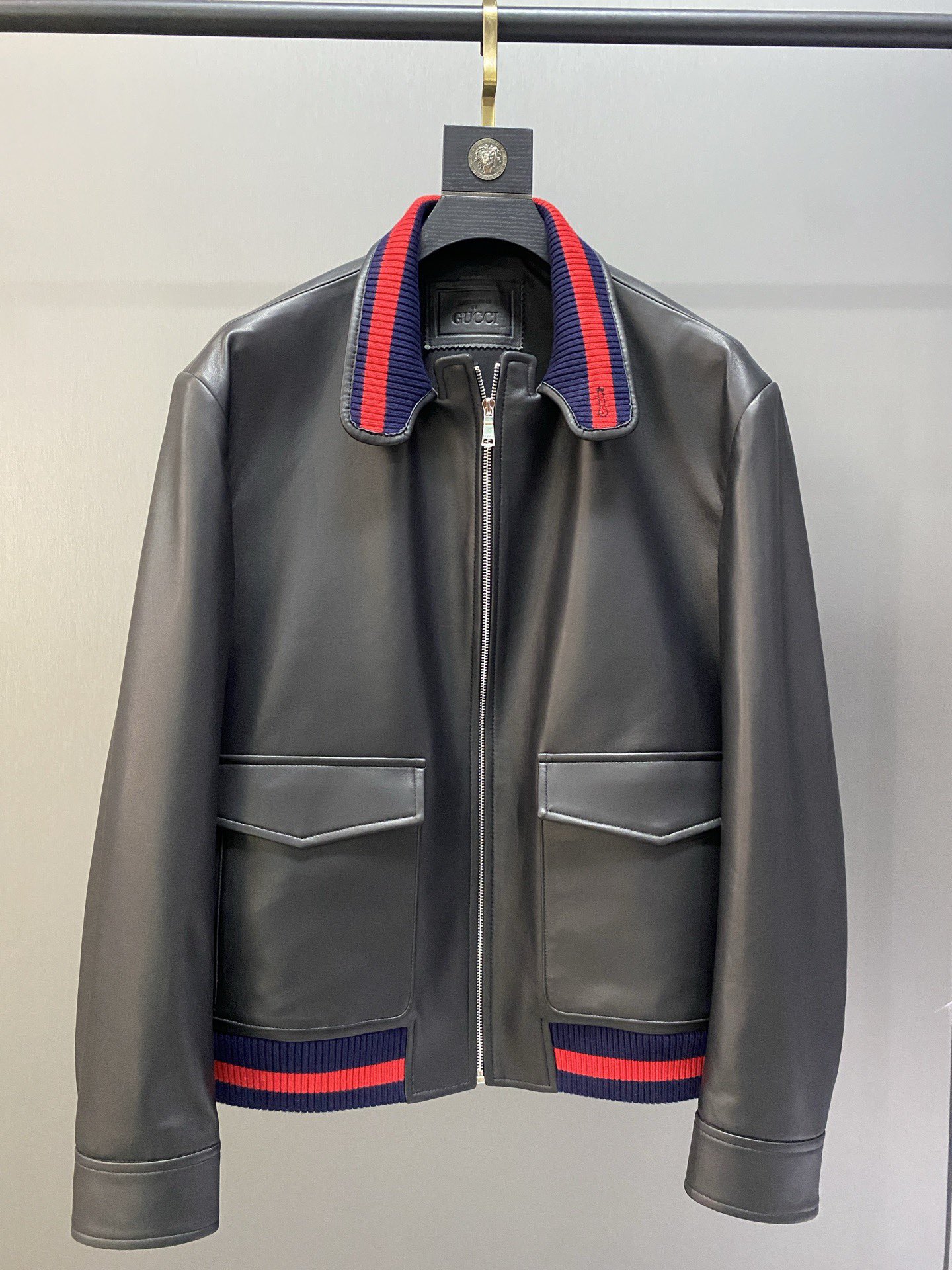 Chaqueta de aviador de Gucci. La tela es de piel de cordero importada seleccionada, combinada con canalé de punto. Toda…