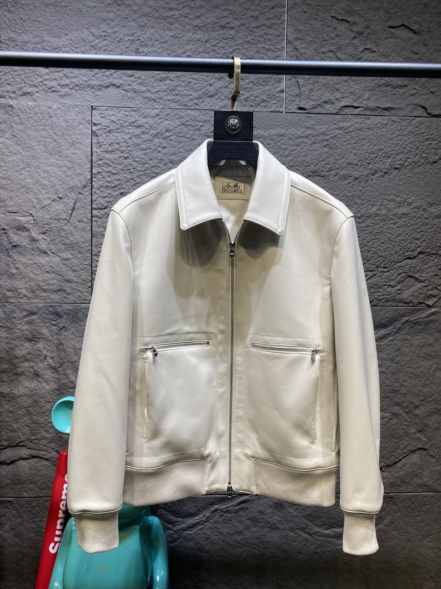 hermes 爱马仕 Chaqueta de piel con solapa, estilo casual de negocios, lujo discreto, corte que no distingue edad ni person…