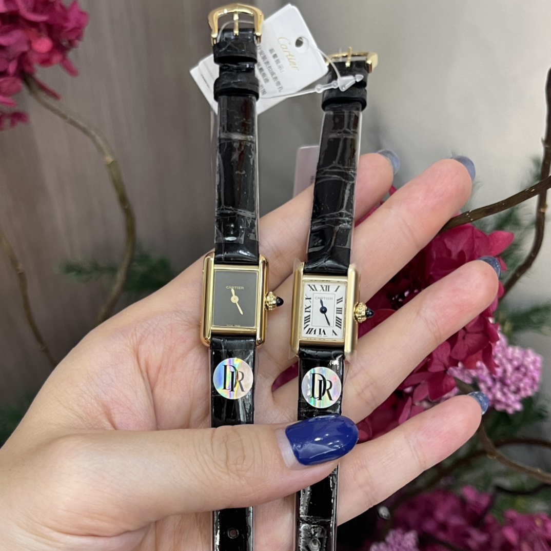 NO:553254,TANK LOUIS CARTIER mini small watch has a dial size of 24 16.5mm x 6.2mm and a Swiss imported movement!  The classic design is mixed with new proportions, making it more sophisticated, unique and full of personality. The iconic bright gold curved case  After multiple layers of complicated processes, the rounded corners are carefully polished, striving to make every arc the same as the original. This is supplemented by a sapphire crown that is carefully polished by hand and matched with a pure American crocodile leather strap. Every element takes into account both aesthetics and wearing comfort.  Comfortable, casual and elegant, letting your beauty flow everywhere. No matter how many times you see it, you will still be surprised by the mini tank. The combination of classic gold watch frame and coffee gold crocodile leather strap is full of texture. It really interprets exquisiteness to the extreme!  Produced by DR, they are all excellent products!  ,,louis vuitton,cartier,crocodile skin,gold19860909TANK LOUIS CARTIER迷你小尺寸款腕表以 24 16.5mm x 6.2mm的表盘尺寸,瑞士进口机芯！经典的设计混以全新的比例搭配,更显精巧别致而富有个性.标志性的明亮黄金弧形表壳 经过多层繁复工序精细打磨出圆润边角,力求每个弧度都与原版无异.再辅以每颗都用手工精心打磨的蓝宝石表冠,搭配纯正美洲鳄鱼皮质表带,每一元素兼顾美学和佩戴舒适感,尽释随性优雅,让你的美处处流转.无论看了多少次还是会被惊讶住的mini坦克,经典金色表框搭配咖金色鳄鱼皮表带组合,质感拉满.真的把精致演绎到了极致！DR出品 尽是精品！,,louis vuitton,cartier,crocodile skin,gold,Watch