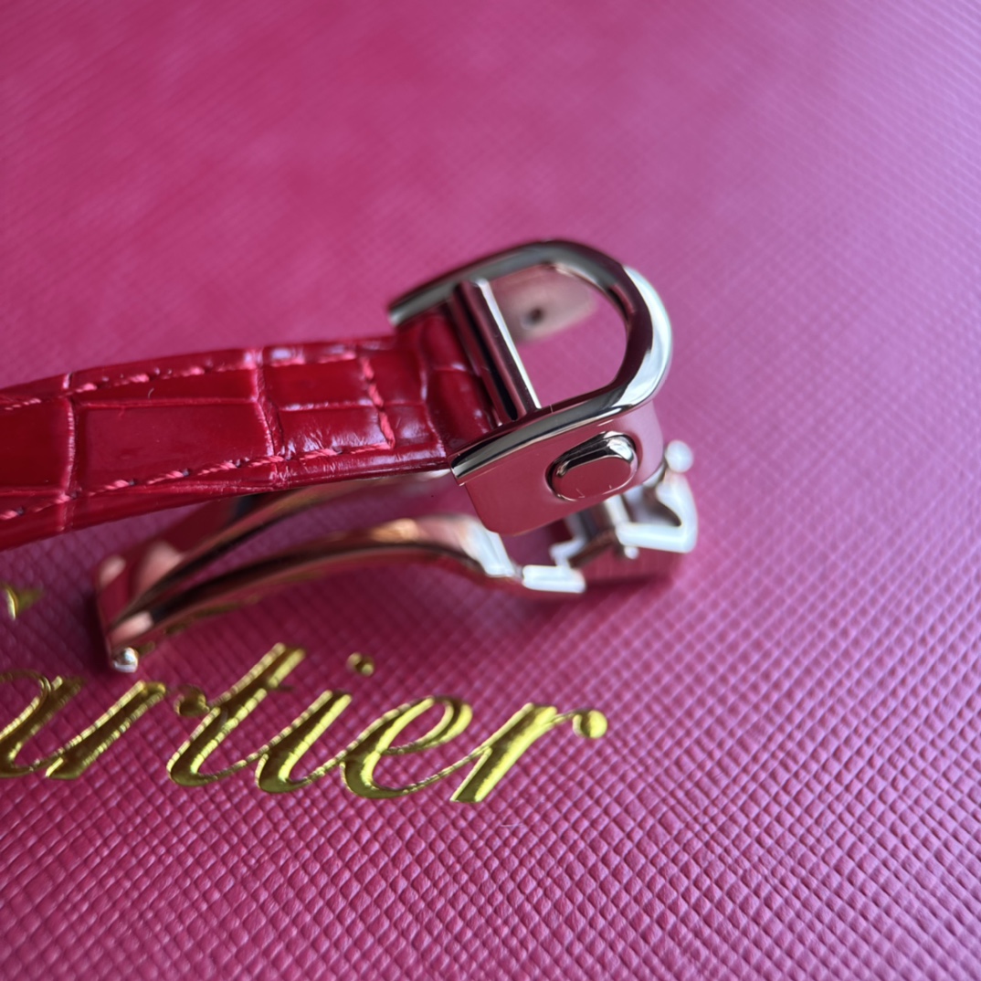 Cartier 卡地亚 Pasha 帕莎系列全新推出，品质 表盘直径30mm 厚度8.22mm