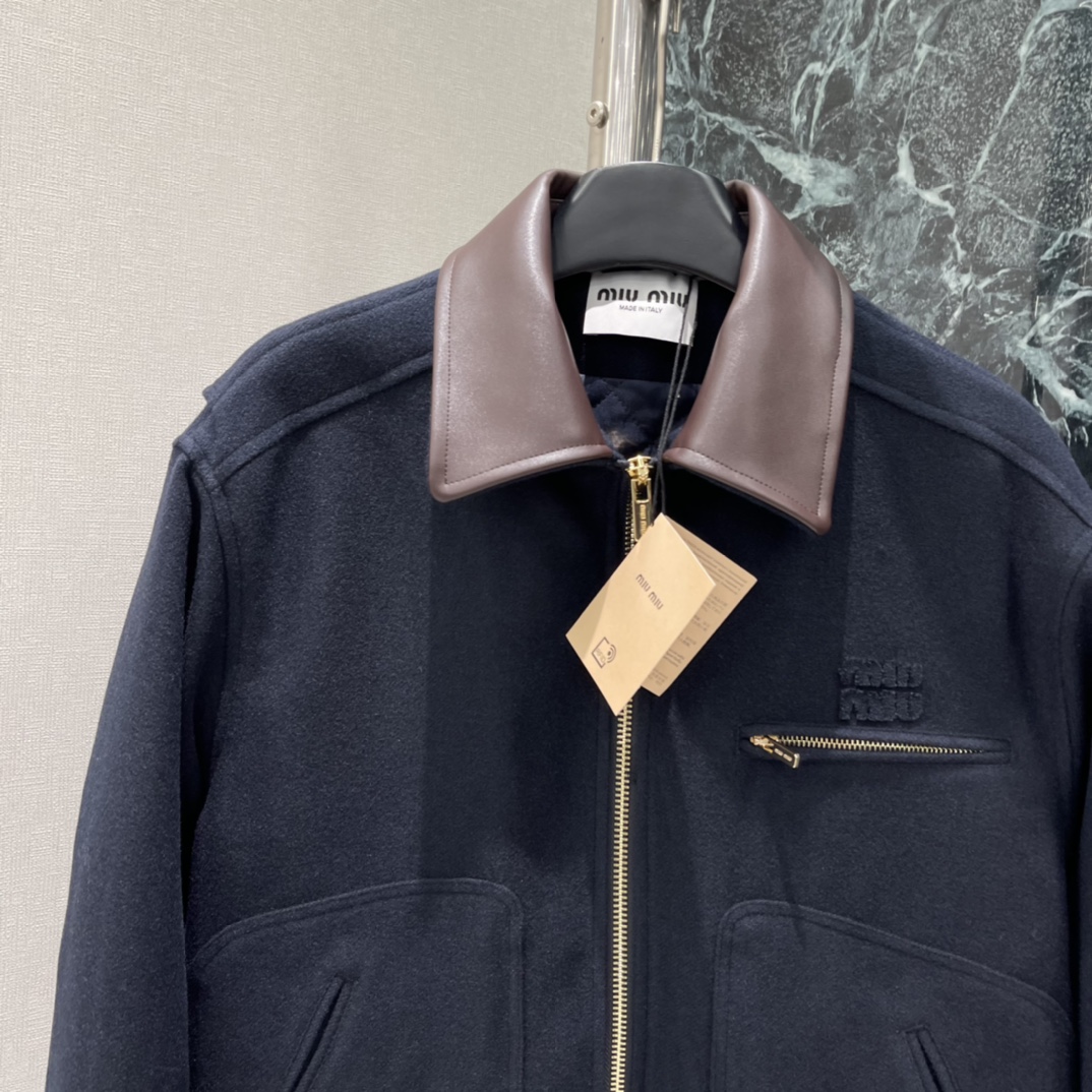 Miu 25秋冬新款 皮领羊毛夹克外套 皮质翻领碰撞甜酷反差感拉满，拉链设计与落肩剪裁释放慵懒气场 胸前