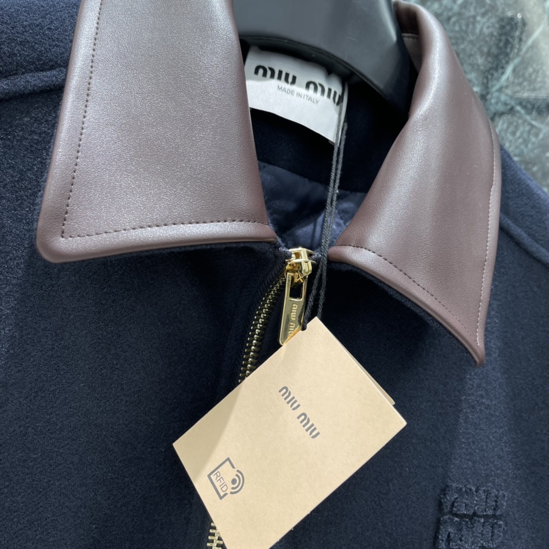 Miu 25秋冬新款 皮领羊毛夹克外套 皮质翻领碰撞甜酷反差感拉满，拉链设计与落肩剪裁释放慵懒气场 胸前