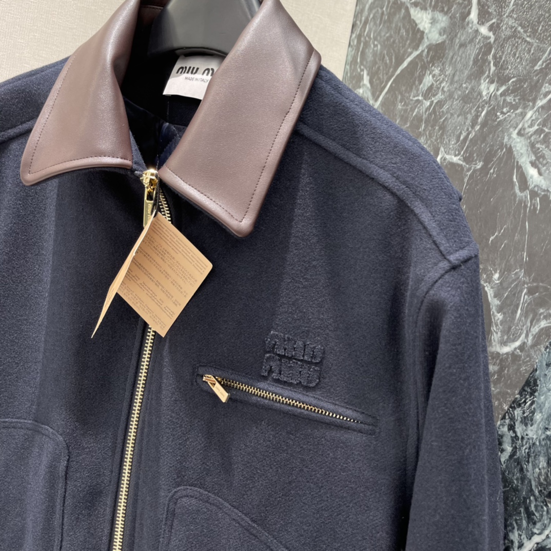 Miu 25秋冬新款 皮领羊毛夹克外套 皮质翻领碰撞甜酷反差感拉满，拉链设计与落肩剪裁释放慵懒气场 胸前