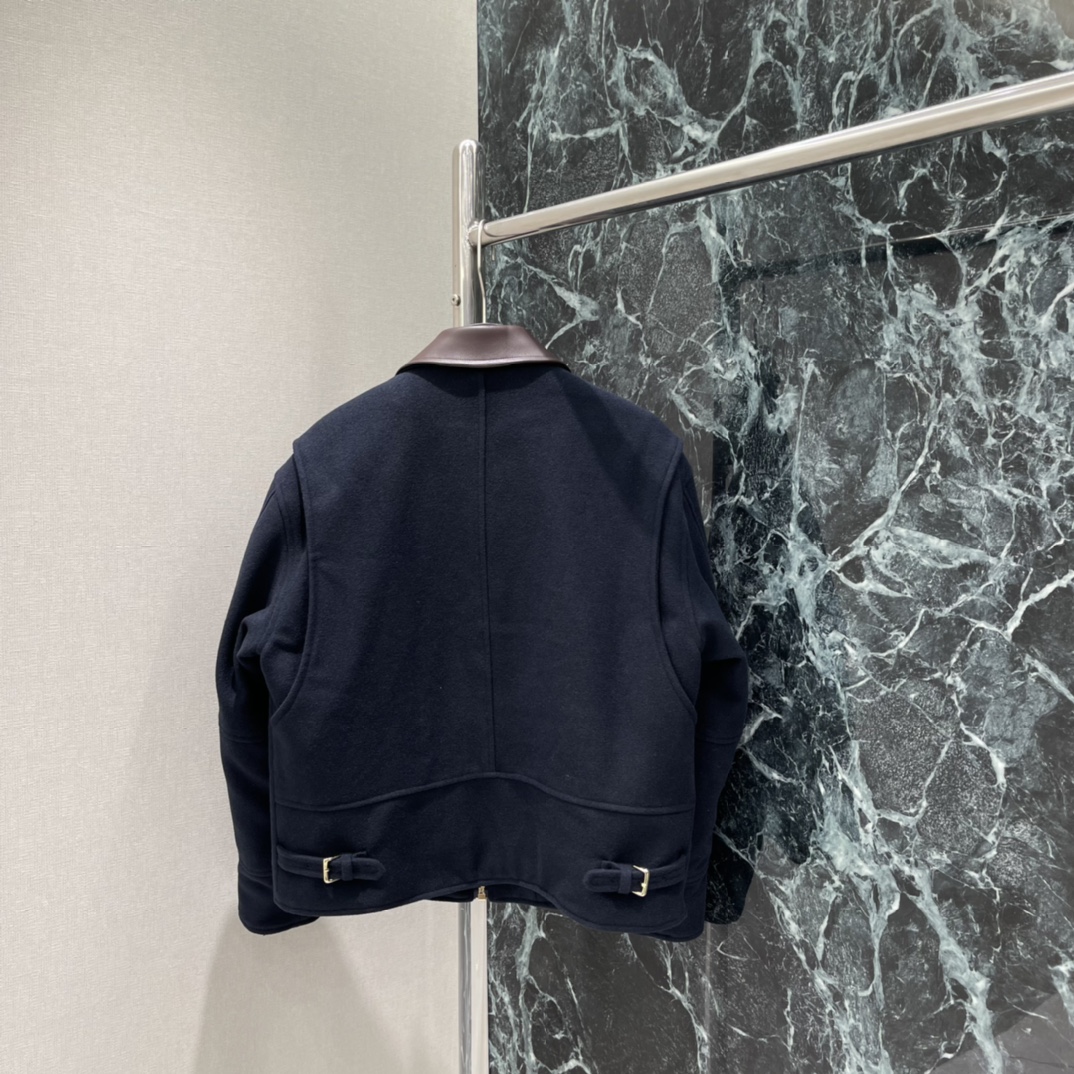 Miu 25秋冬新款 皮领羊毛夹克外套 皮质翻领碰撞甜酷反差感拉满，拉链设计与落肩剪裁释放慵懒气场 胸前