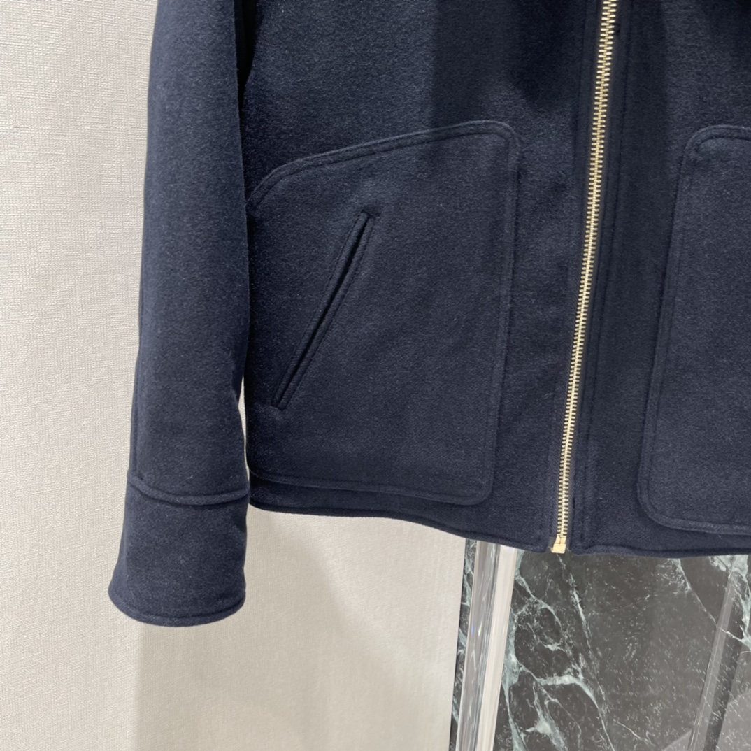 Miu 25秋冬新款 皮领羊毛夹克外套 皮质翻领碰撞甜酷反差感拉满，拉链设计与落肩剪裁释放慵懒气场 胸前